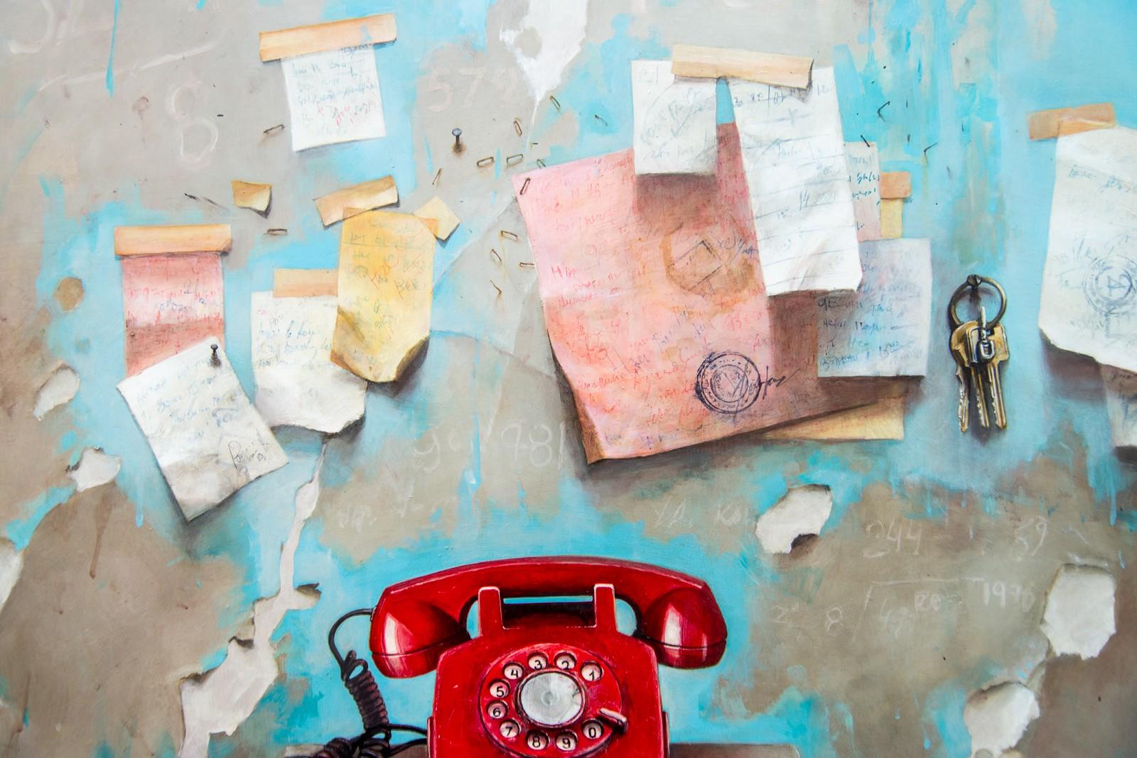 Red Phone – detailliert, realistisch, Interieur, ukrainisch, israelisch, Öl auf Leinwand (Grau), Interior Painting, von Dmitry Yuzefovich