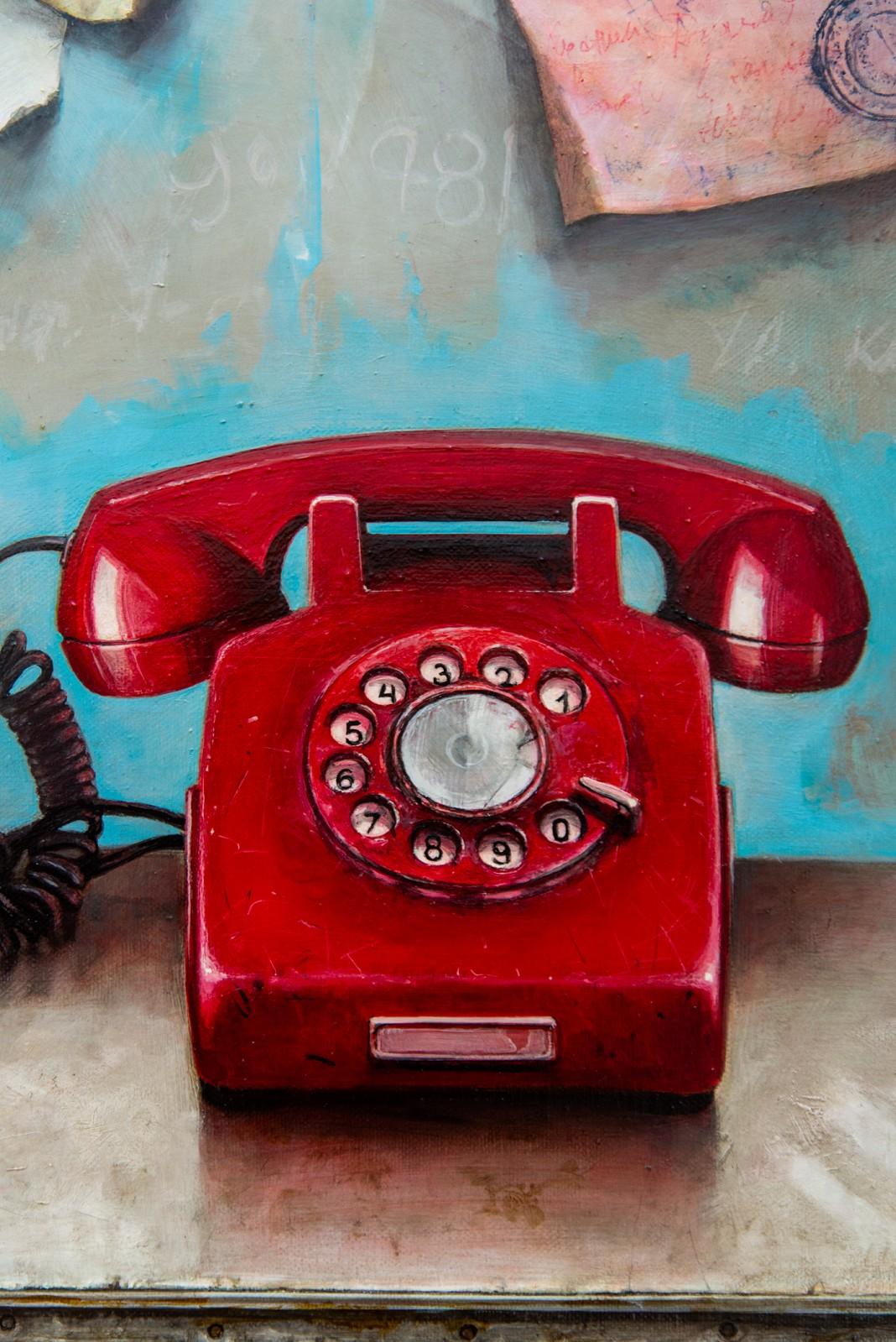 Ein knallrotes Telefon mit Wählscheibe steht auf einem türkisgrünen Schrank, Papiernotizen kleben wahllos an der Wand und die Farbe blättert ab in diesem nostalgischen Trompe L'Oeil von Dmitry Yuzefovich. Sein Werk ist eine 