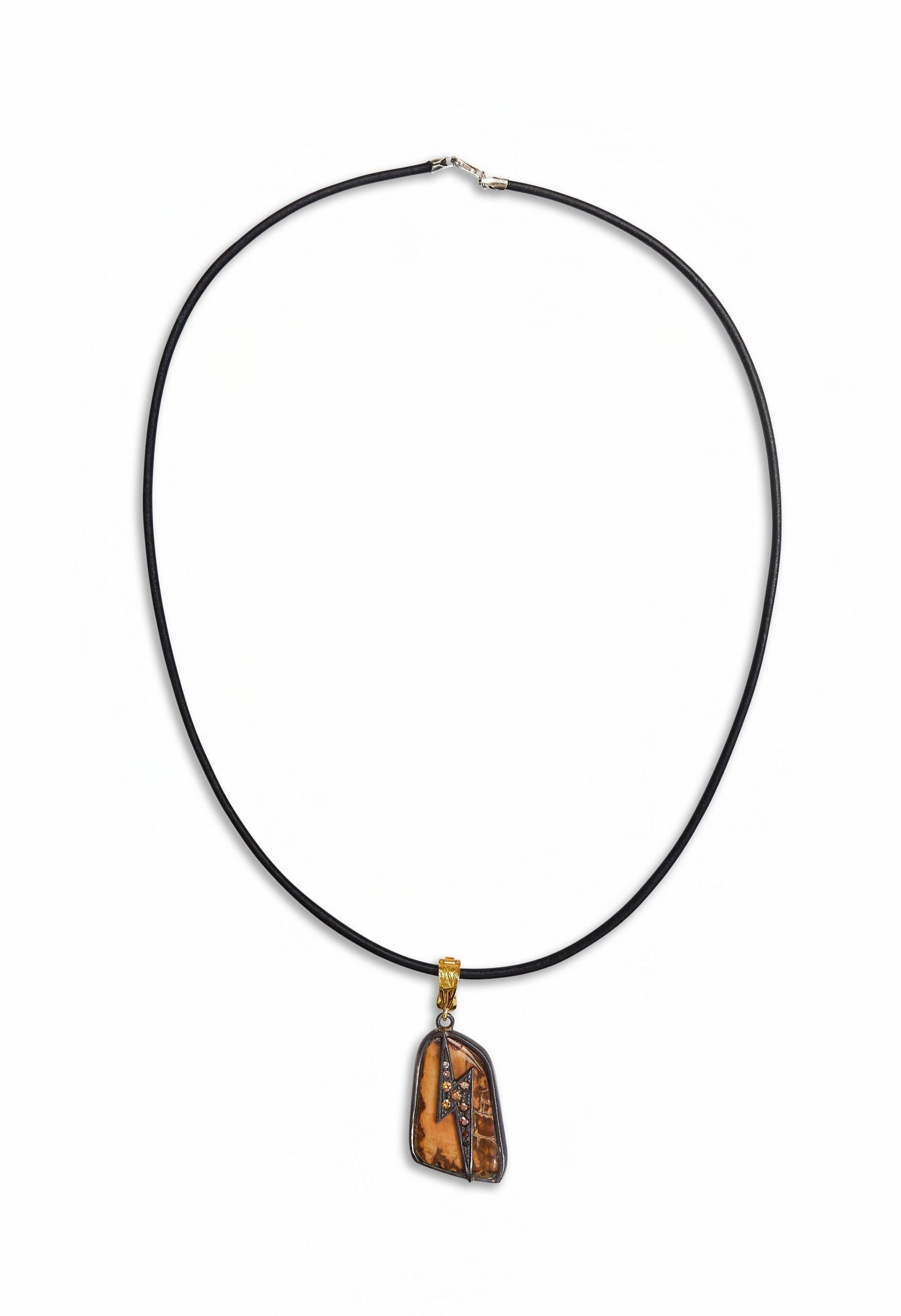 Taille ronde Pendentif ADN en argent sterling, or 18k, Wood Wood pétrifié, diamants orange brûlé en vente