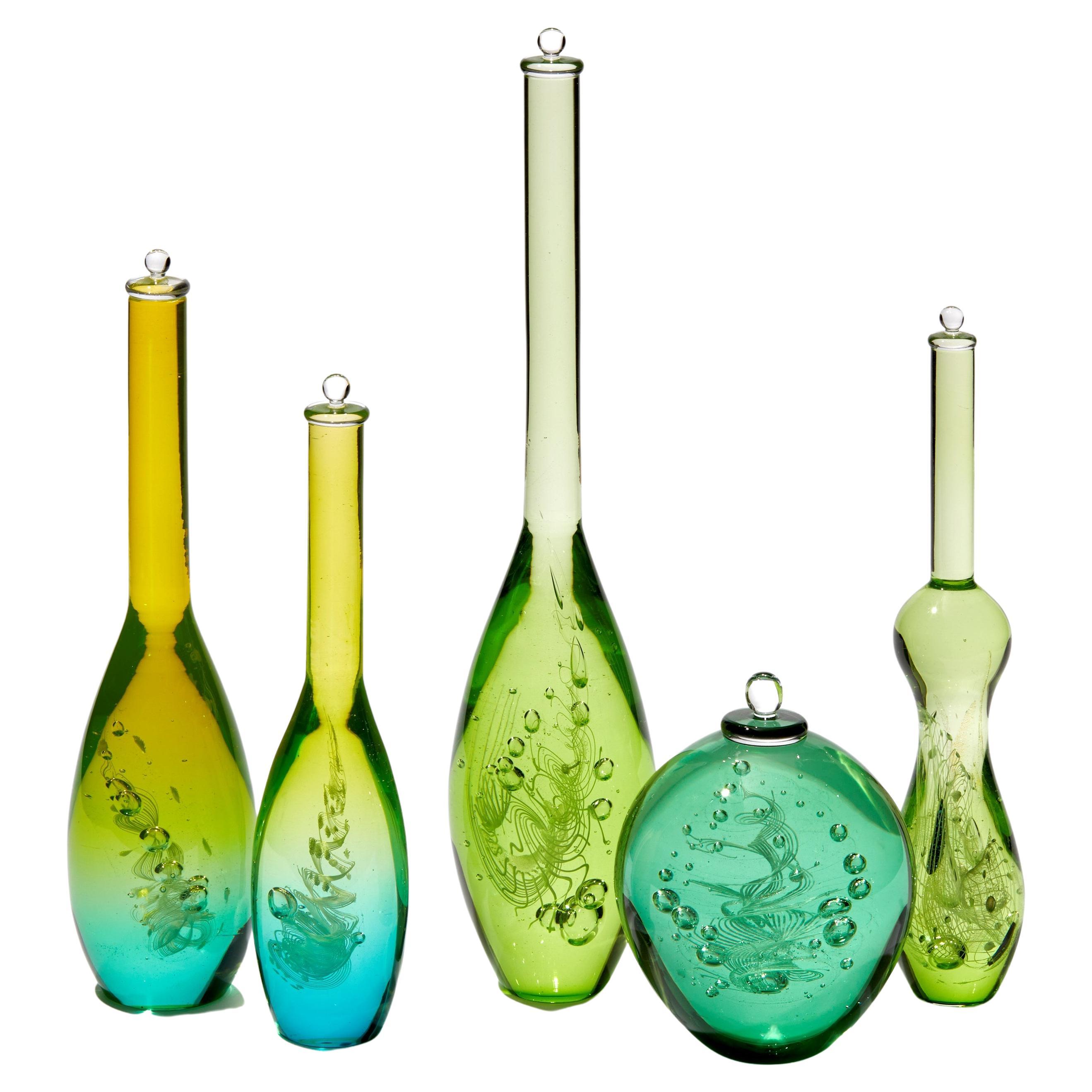 DNA Sequence III, une installation de bouteilles en verre vert et aqua de Louis Thompson