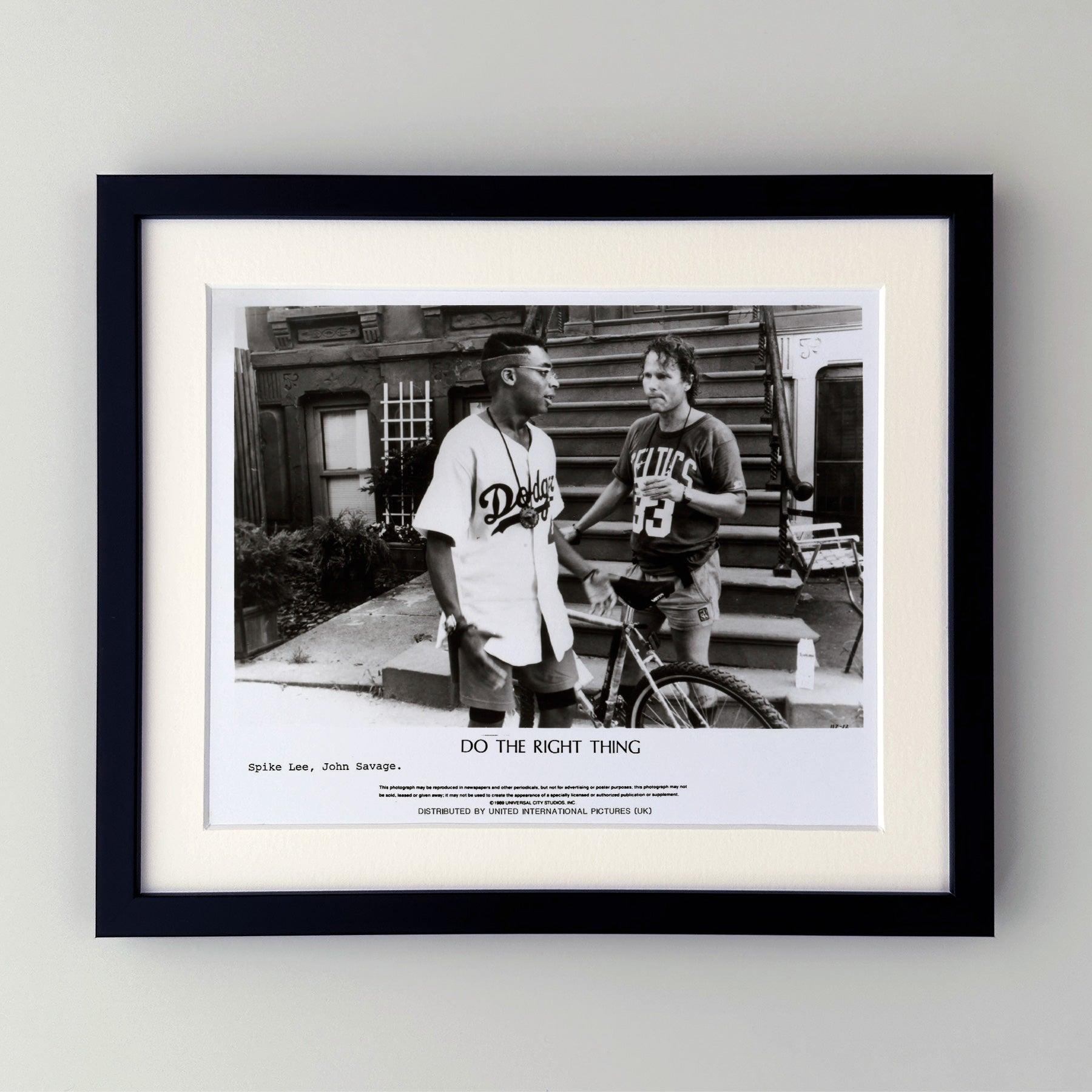  Original 8x10 Zoll Werbefilm Film Still für Do The Right Thing (1989) mit Spike Lee und John Savage. 

Werbefotos (Film/Produktion) wurden erstellt, um die Studios bei der Werbung für ihre neuen Filme zu unterstützen. Die Standbilder wurden den