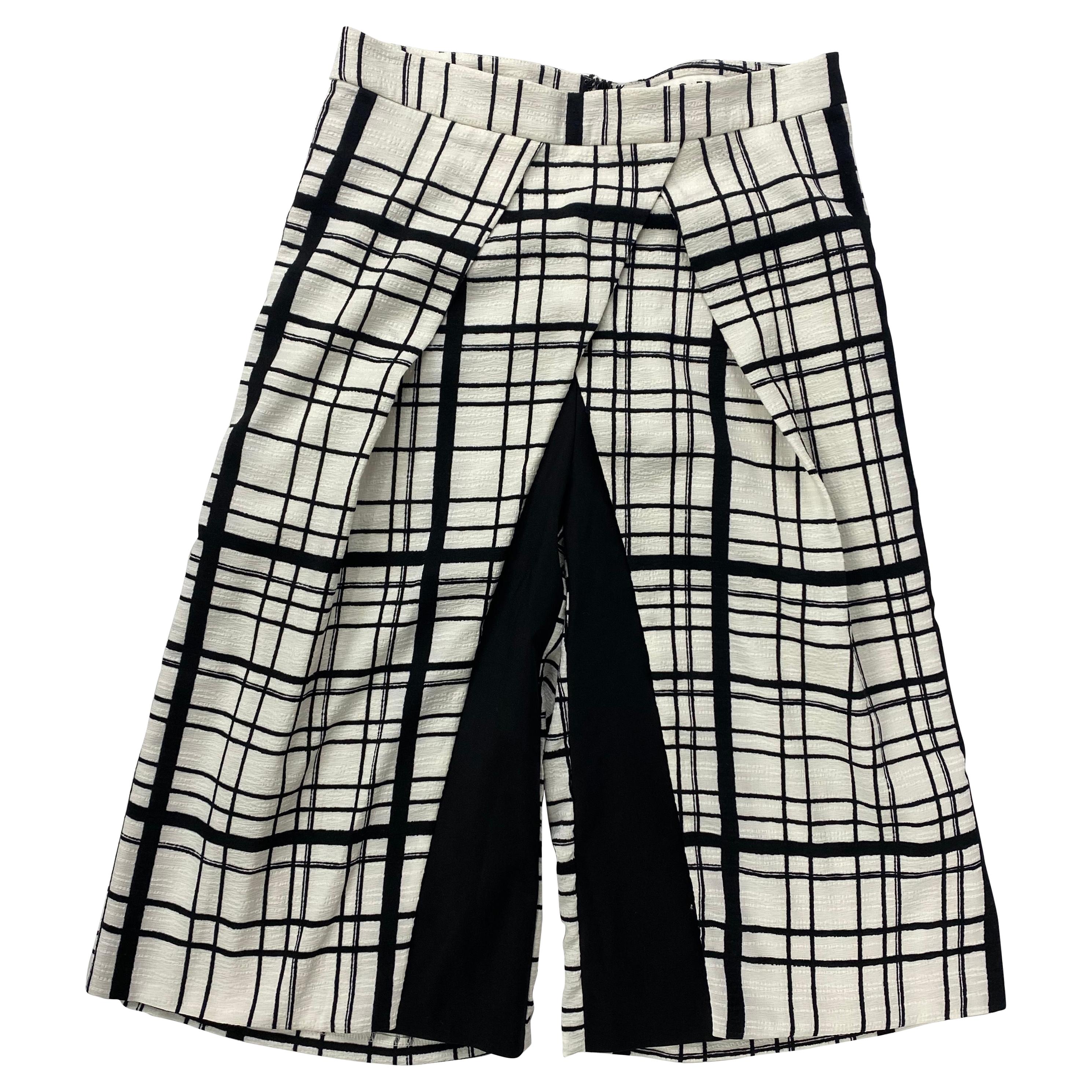 DO+BE Black and White Plaid Capri Pants, Size M For Sale