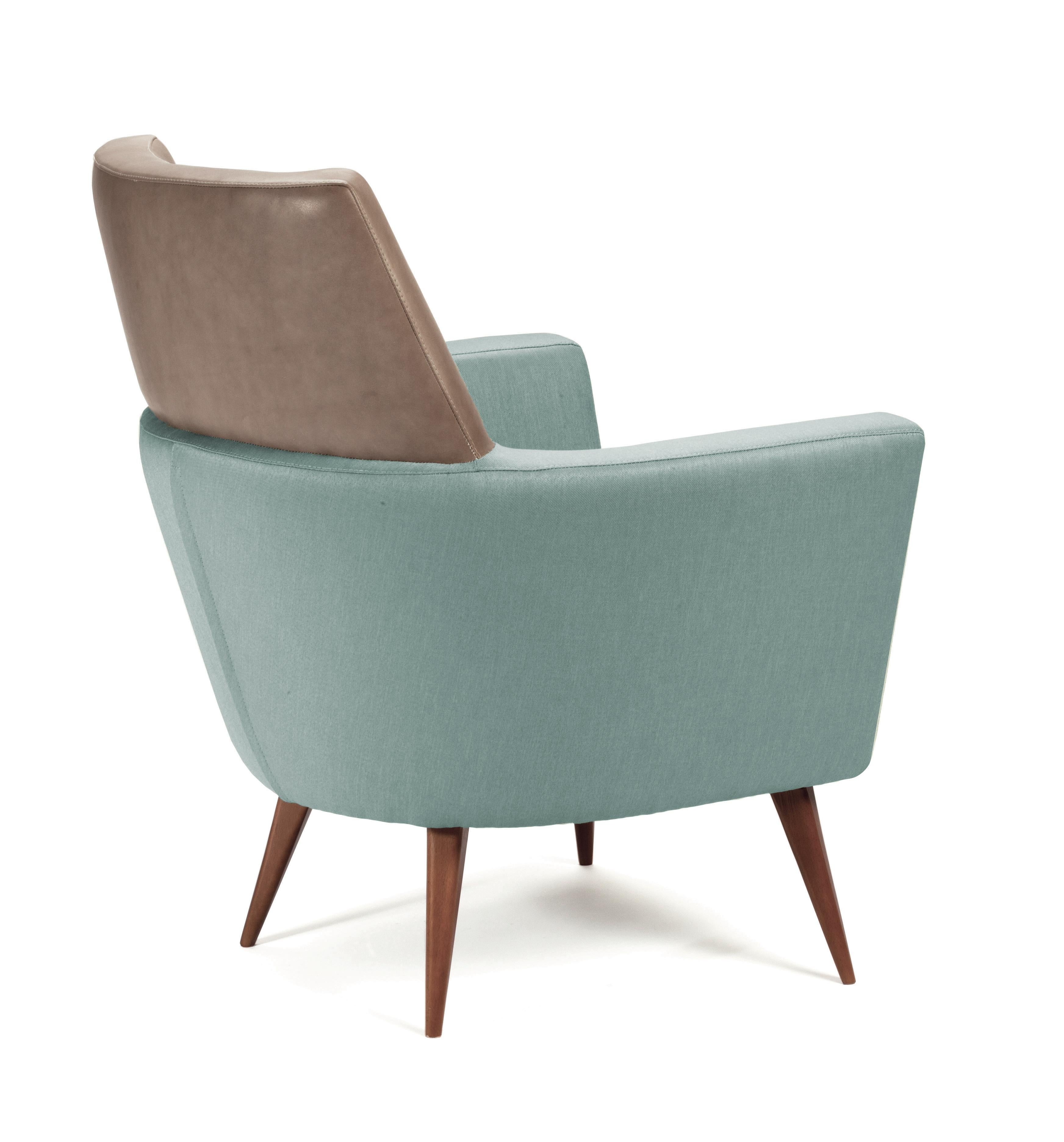 Round, smooth lines, with a combination of leather and fabric create the delicate balance of Doble armchair that stand on copper fittings. A spirit of class and tranquillity emanates from this comfortable armchair. Materials were chosen carefully