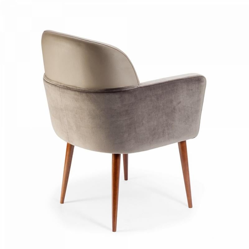 Round, smooth lines, with a combination of leather and fabric create the delicate balance of Doble chair that stand on copper fittings. A spirit of class and tranquillity emanates from this comfortable chair. Materials were chosen carefully for an