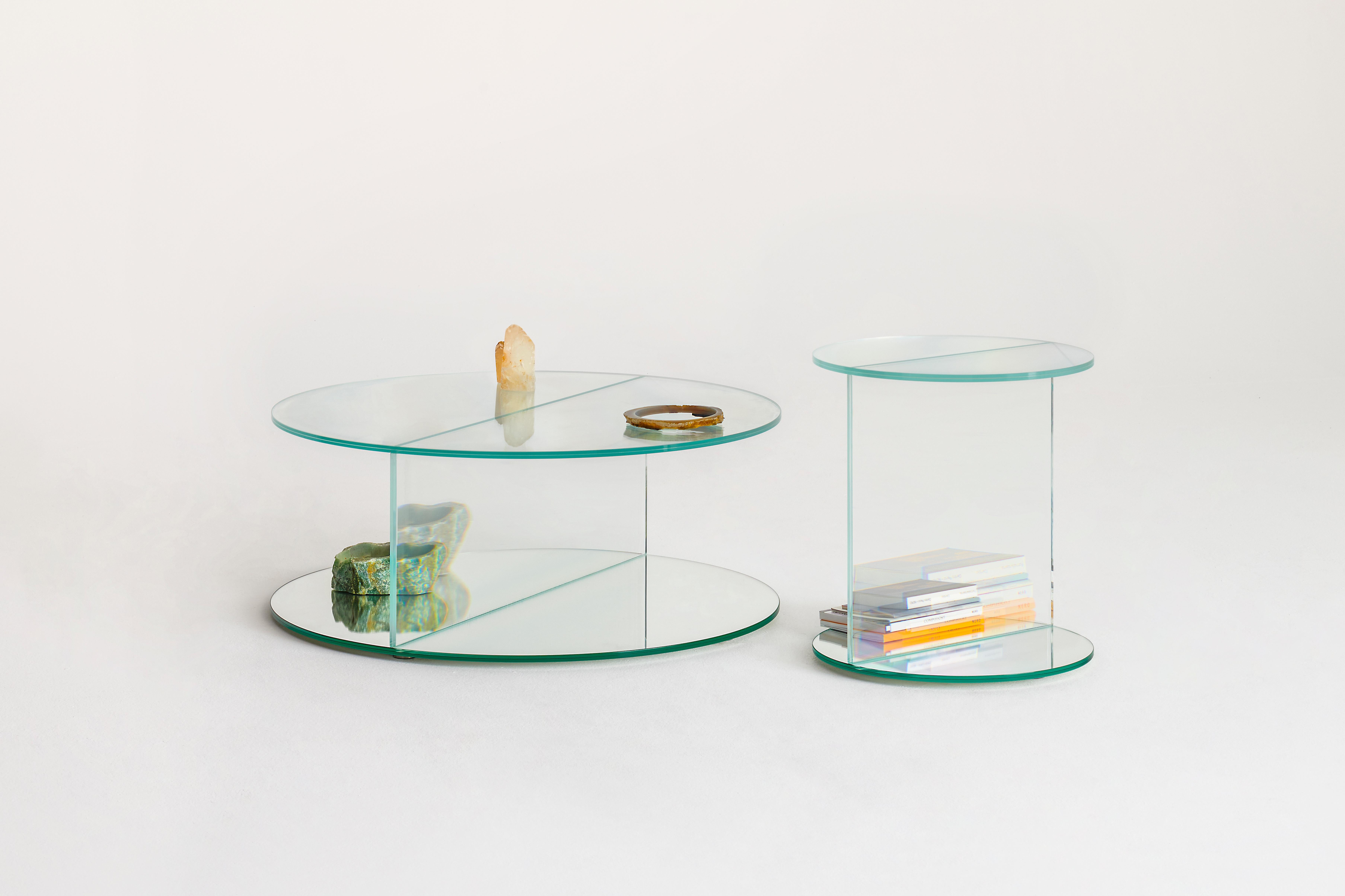 Collection de tables basses, de meubles de rangement et de consoles de forme carrée ou ronde réalisés avec un verre feuilleté innovant qui crée d'extraordinaires illusions d'optique et de merveilleux effets surréalistes.
Les objets contenus dans