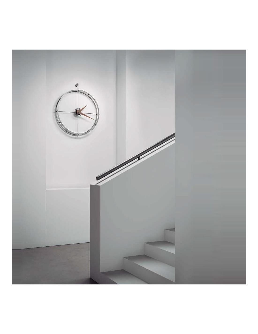This elegant designer clock presents a diameter of 70 centimeters and a height of 80 cm that covers that space in the house office or establishment with supreme elegance.
Doble O i wall clock: Stainless steel and Wood.
Not OK for Outdoor