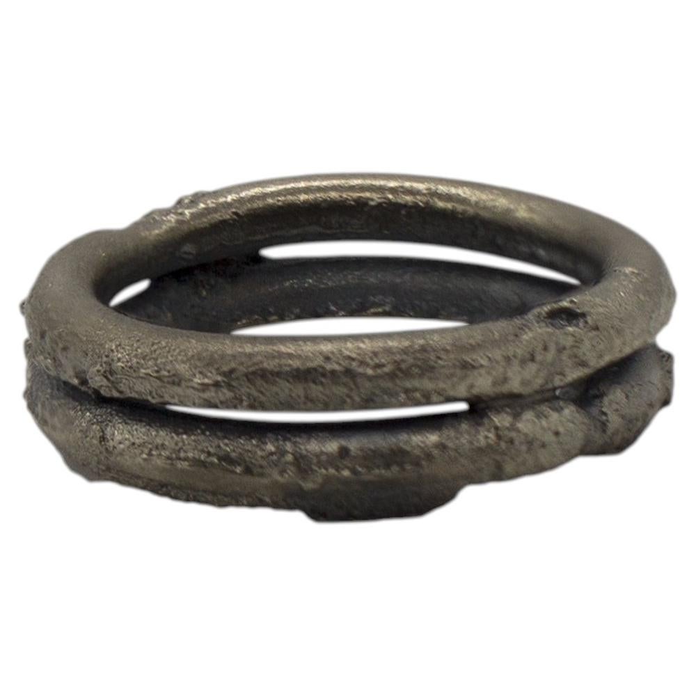 Doble Rough Ring aus Silber 925 mit schwarzer Patina von Alejandra Campos Taylor
