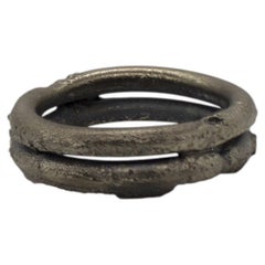 Anello Doble Rough in argento 925 con patina nera di Alejandra Campos Taylor