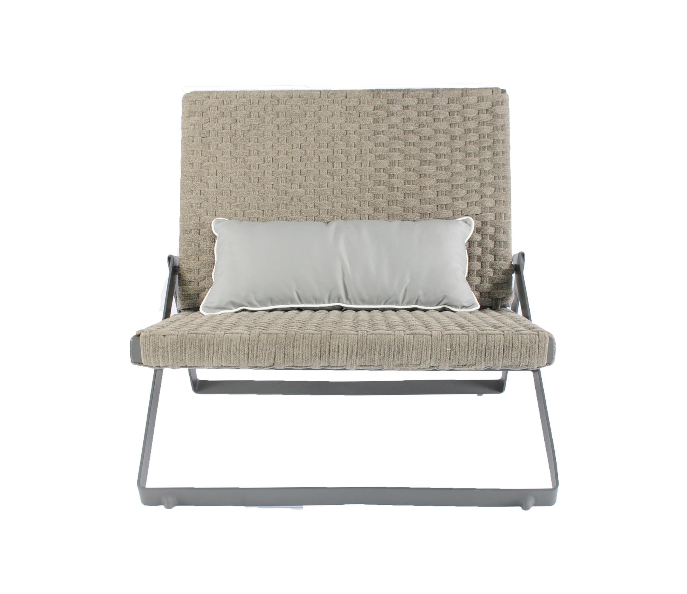 La chaise longue d'extérieur Dobra fait partie de la ligne de mobilier Dobra qui est conçue avec le concept d'une barre d'acier continue pliée pour créer des pieds et des cadres pour les différents composants.
