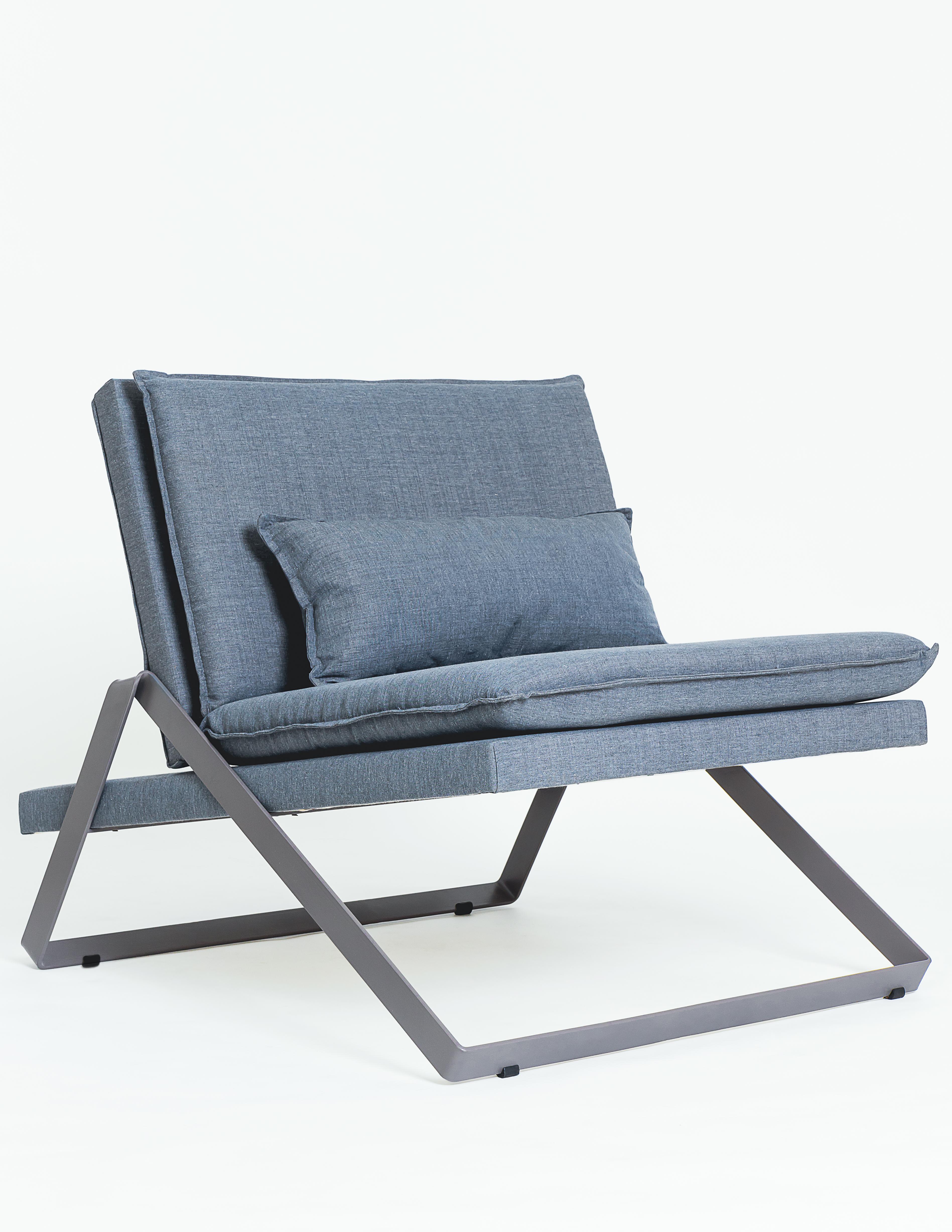 La chaise Dobra fait partie de la ligne de mobilier Dobra, conçue à partir d'une barre d'acier continue pliée pour créer des pieds et des cadres pour les différents composants.
