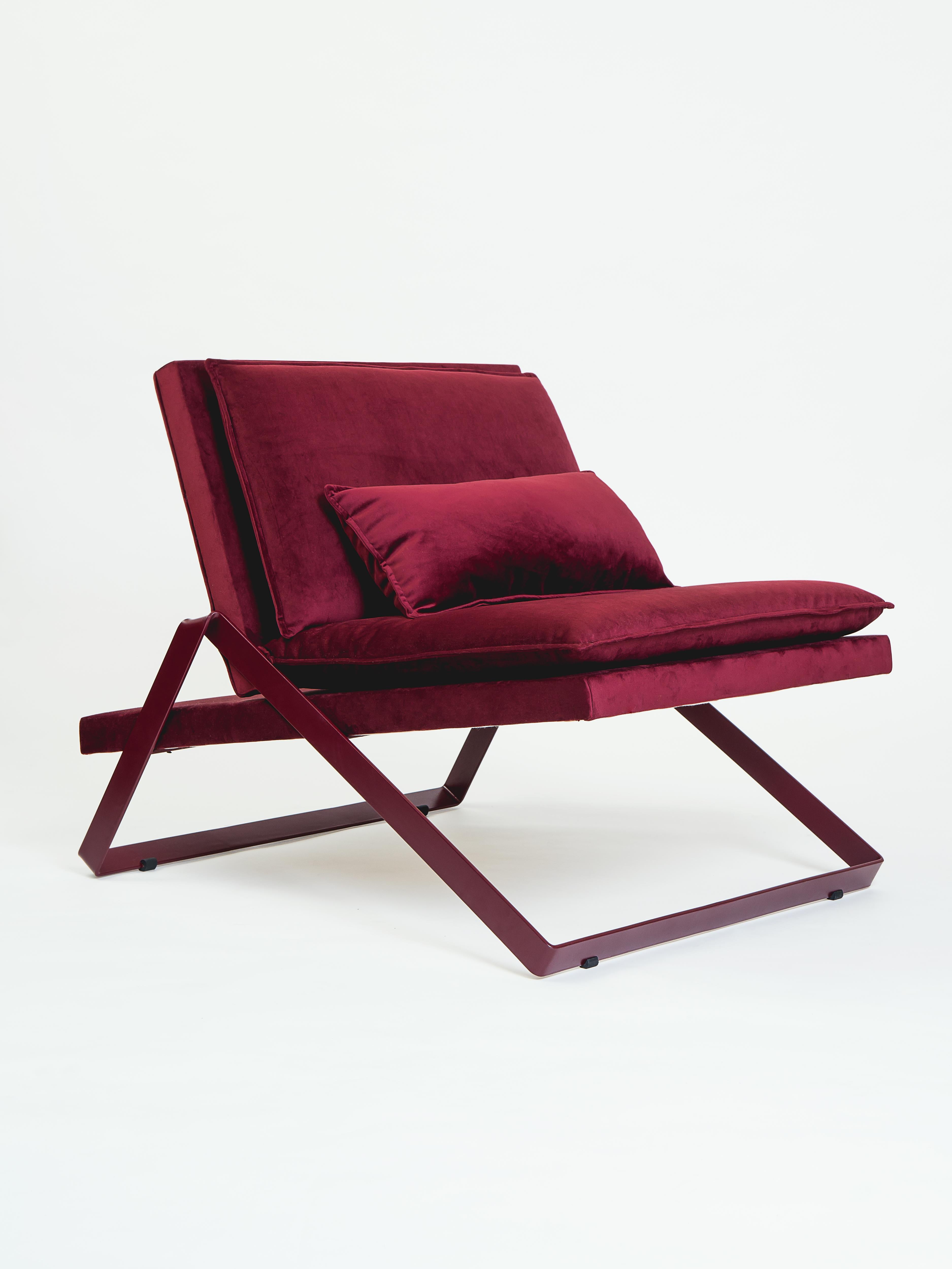 La chaise DOBRA fait partie de la ligne de meubles Dobra, conçue selon le concept d'une barre d'acier continue pliée pour créer des pieds et des cadres pour les différents composants.
