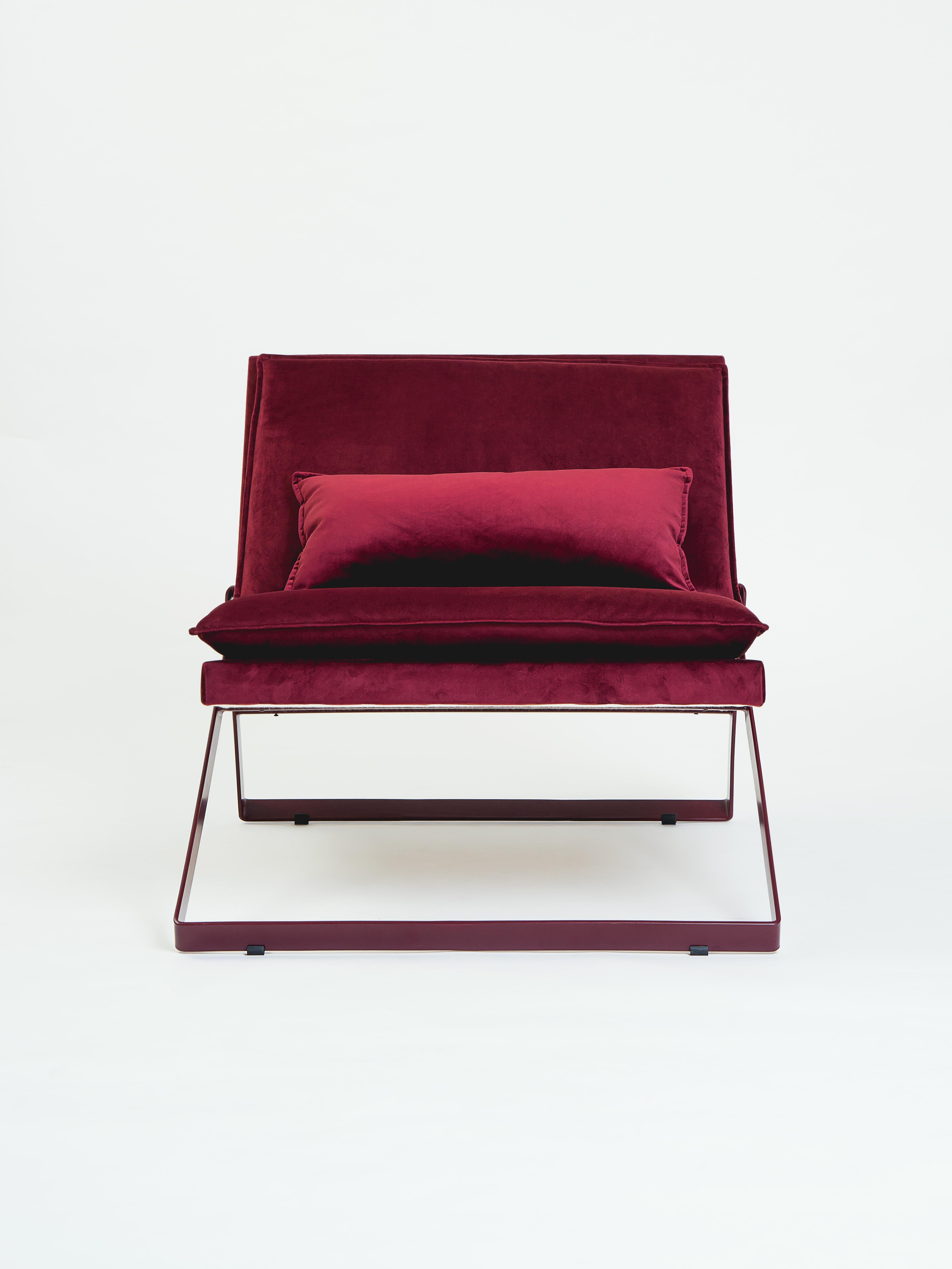 Moderne Fauteuil de salon rembourré Dobra en velours rouge de Filipe Ramos en vente