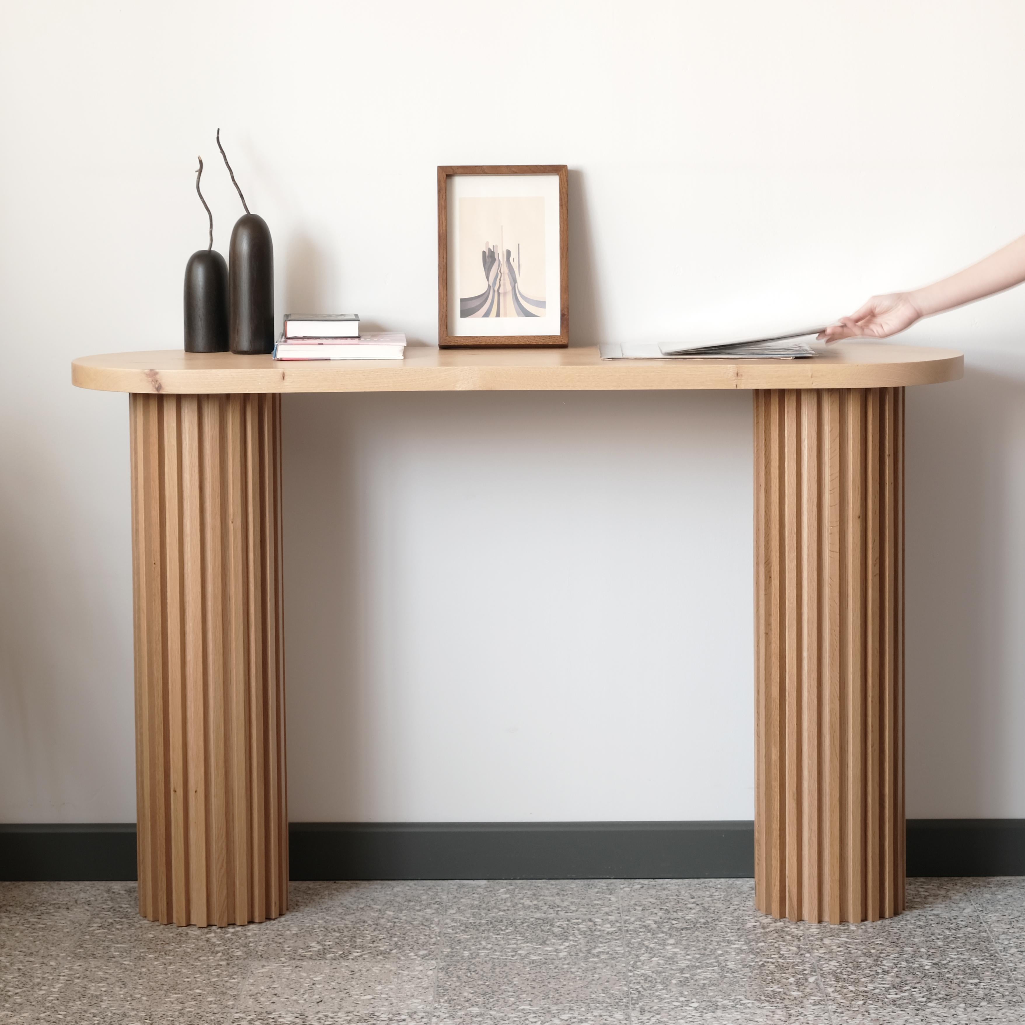-Included in the Docia Series, this high sidetable has a first-class oak tabletop and two leg made of independent slats. Suitable for your entrance and seperator. 
-The DOCIA Dressuar, crafted with handcrafted, brings the scent and warmth of solid
