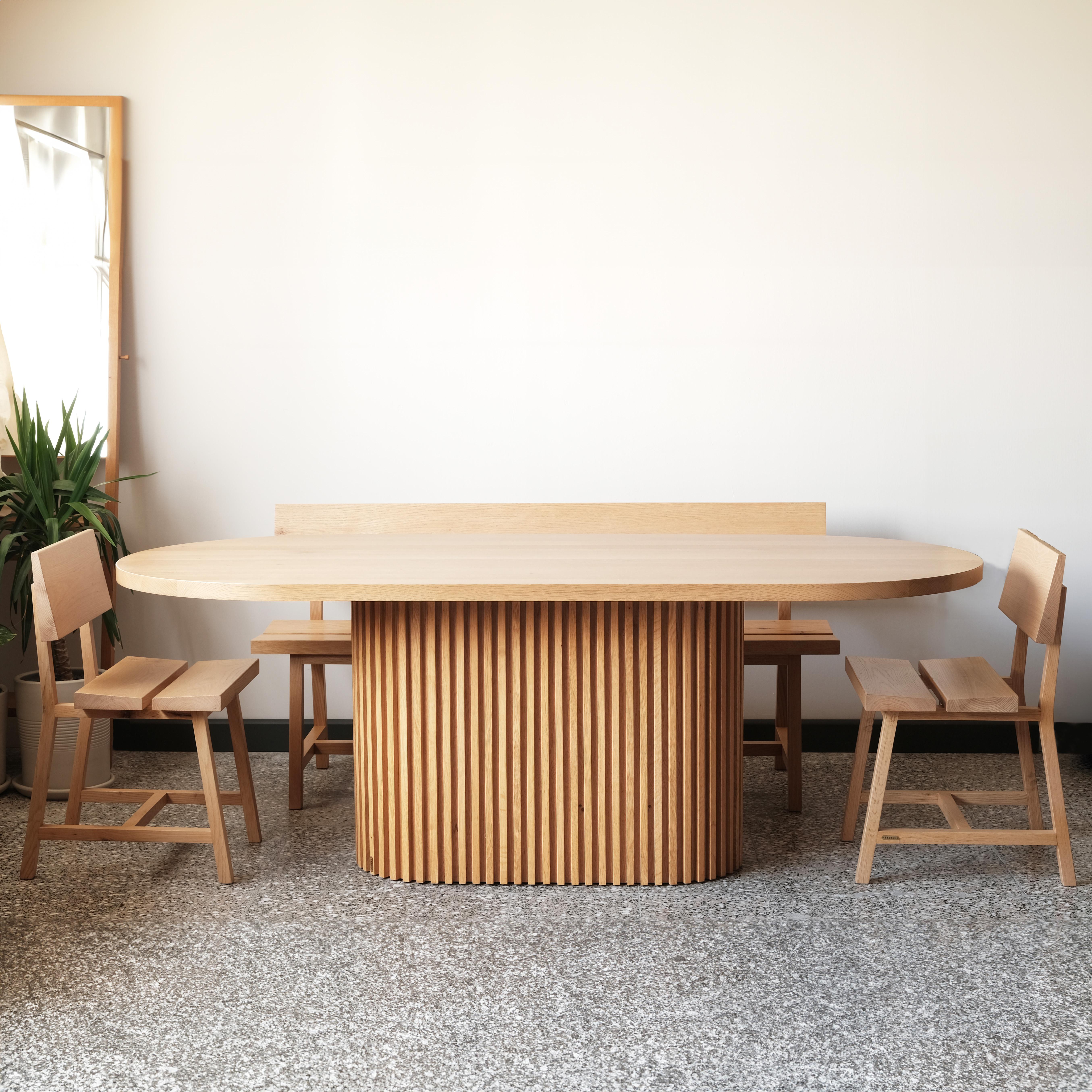 - Incluso nella Serie DOCIA, questo tavolo ha un piano ovale in Oak di prima classe e una gamba ovale a doghe indipendenti.
-Il tavolo DOCIA è dotato di una base realizzata con doghe di legno di Oak, uniche nel loro genere. La texture del legno crea