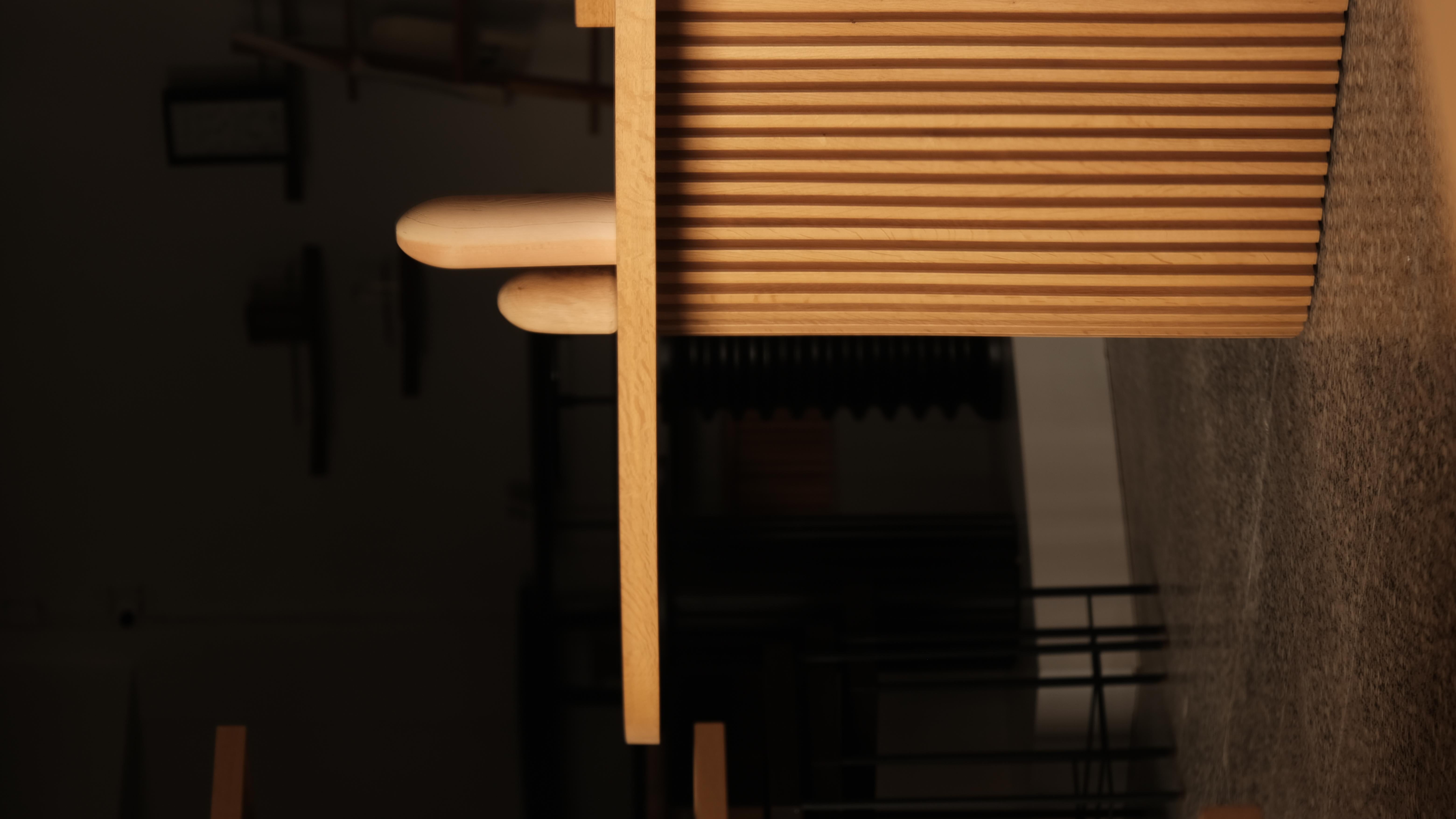 Scandinavo moderno Tavolo DOCIA Oak, piano ovale, doghe, beige in vendita