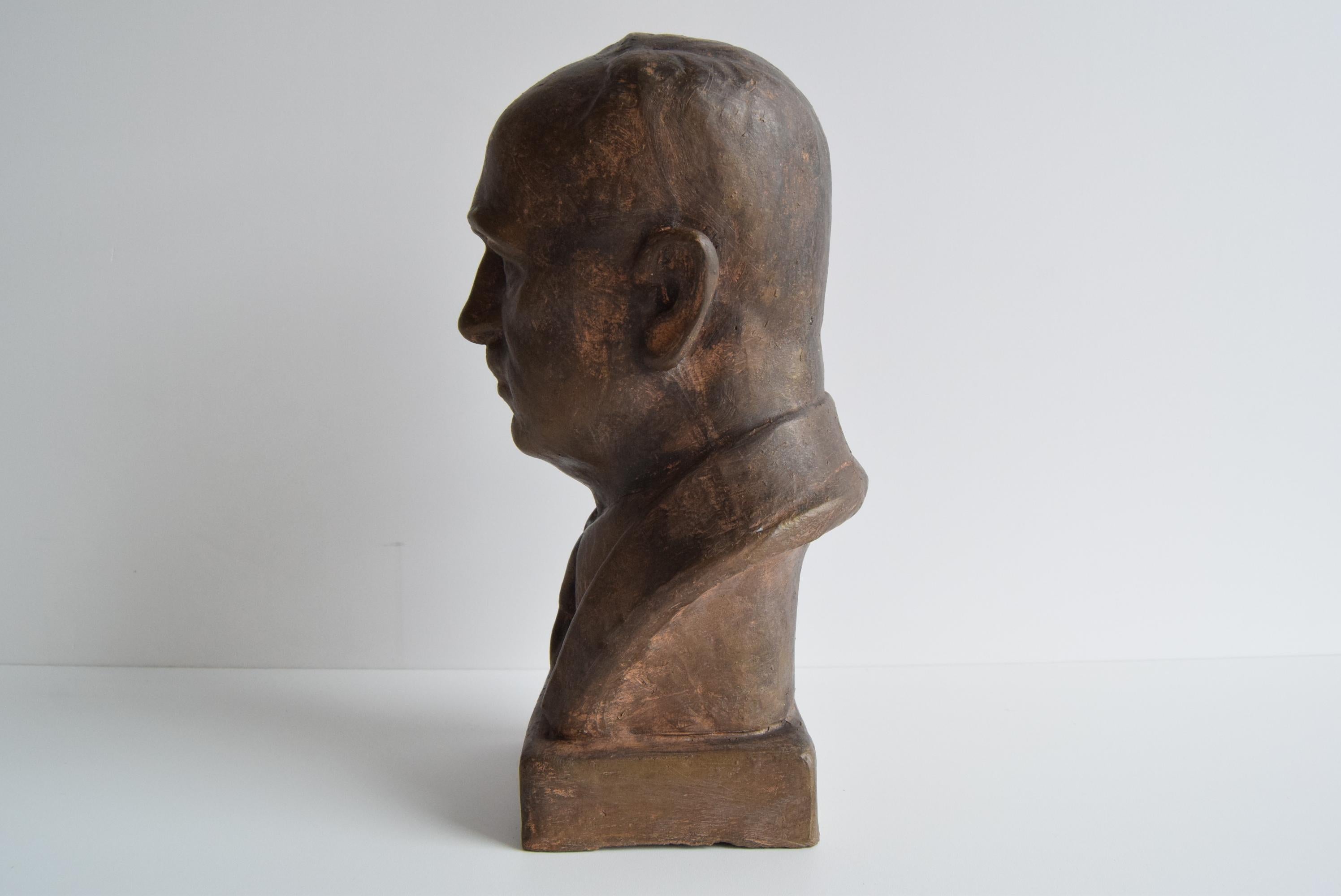 Busto in ceramica del dottor Edvard Beneš, anni '50 circa. In condizioni buone in vendita a Praha, CZ