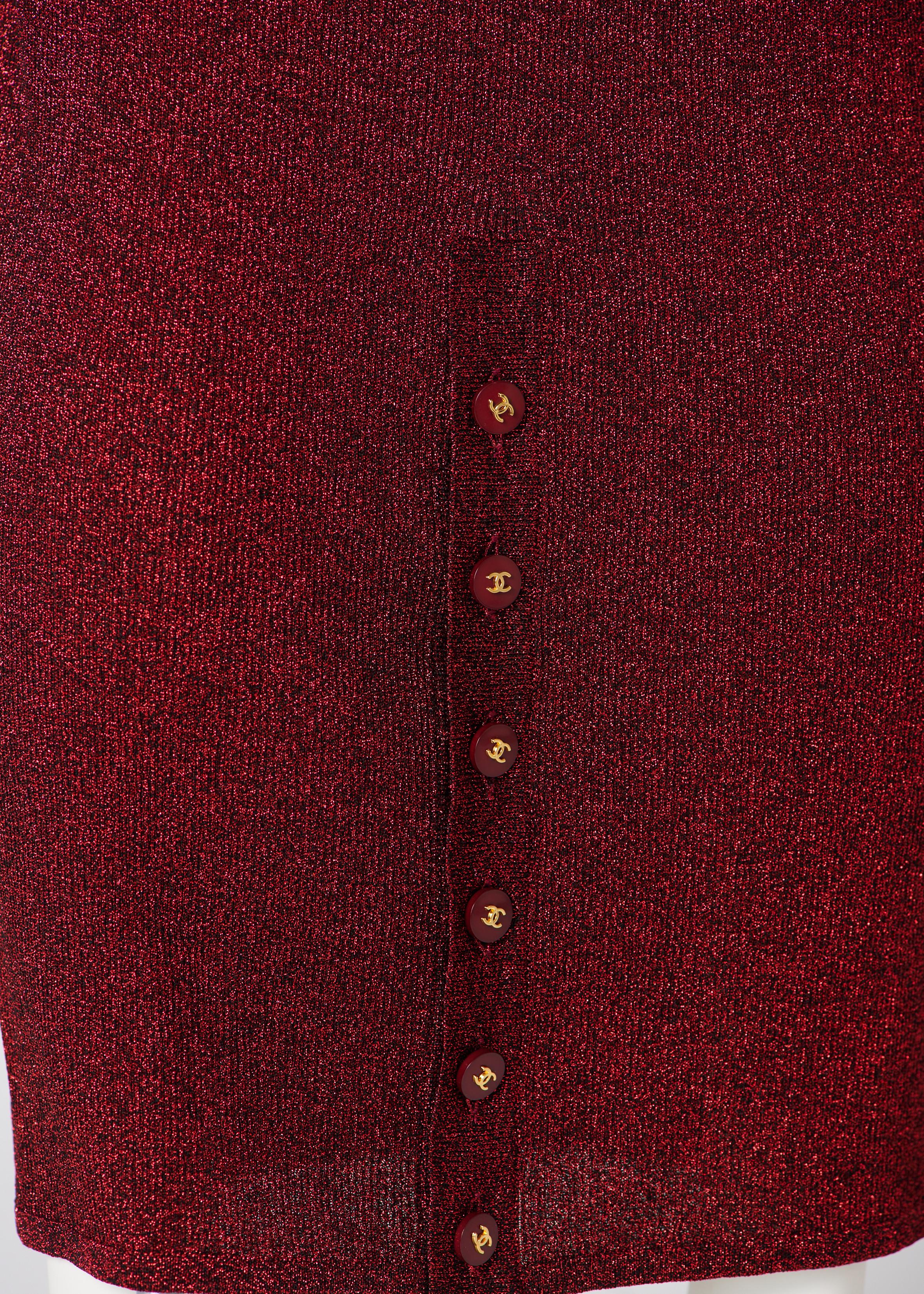 Dokumentiert Chanel by Karl Lagerfeld Laufsteg Metallisches Maxikleid aus Rippstrick, FW96 im Angebot 8