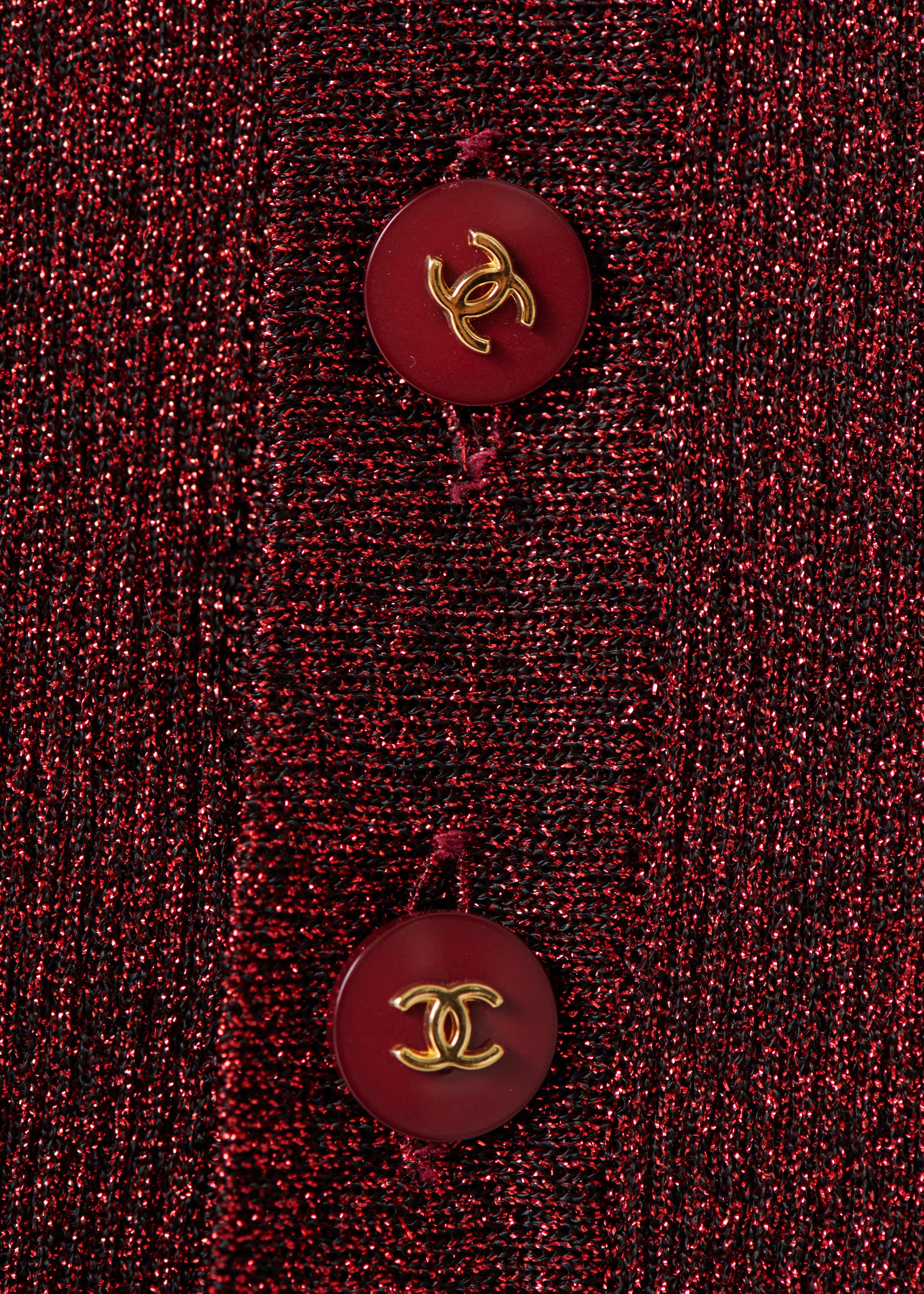 Dokumentiert Chanel by Karl Lagerfeld Laufsteg Metallisches Maxikleid aus Rippstrick, FW96 im Angebot 10