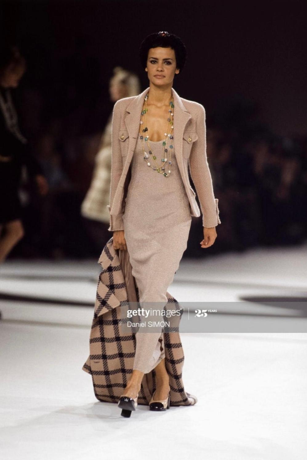 Dokumentiert Chanel by Karl Lagerfeld Laufsteg Metallisches Maxikleid aus Rippstrick, FW96 im Angebot 14