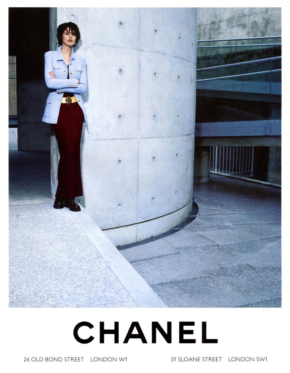 Die Farbe dieses seltenen Herbst-Winter 1996 Chanel by Karl Lagerfeld T-Shirt Maxikleides ist perfekt für die Zwischenjahreszeiten und erinnert an die bevorstehende Weihnachtszeit!
In einem satten 