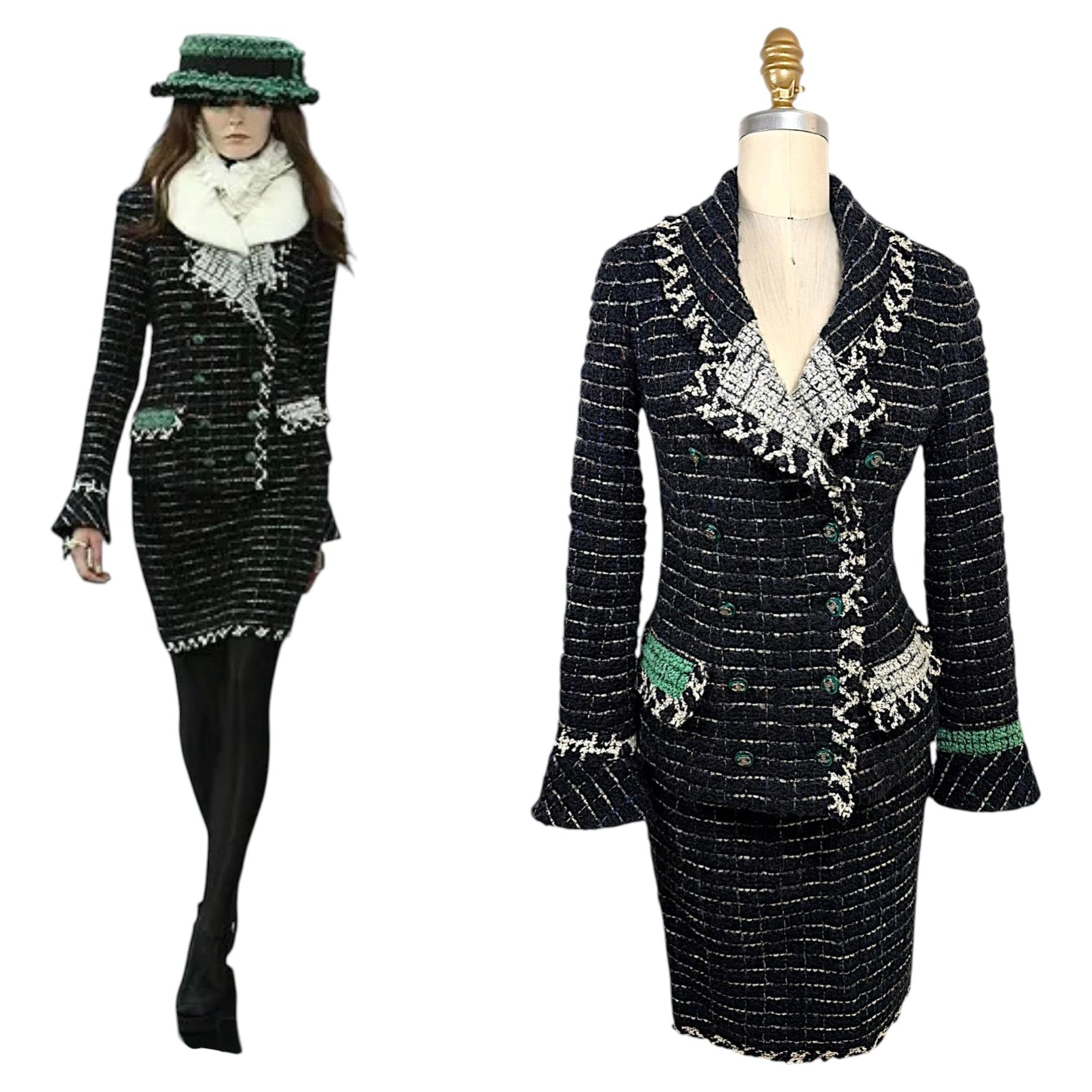 Dokumentierter Look Nr. 22 der Chanel-Herbstkollektion 2009: Set aus schwarzer Bouclé-Tweed-Jacke und -Rock
