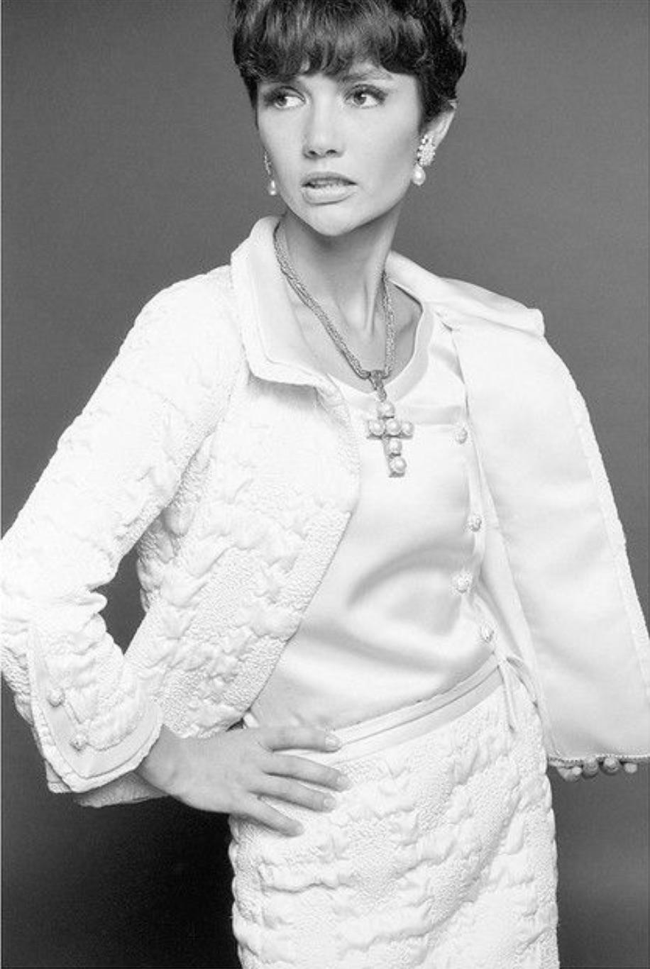 Dokumentierte Chanel Vintage Haute Couture 1965 Weiß Creme texturierte Seidenjacke im Zustand „Gut“ im Angebot in Jersey City, NJ
