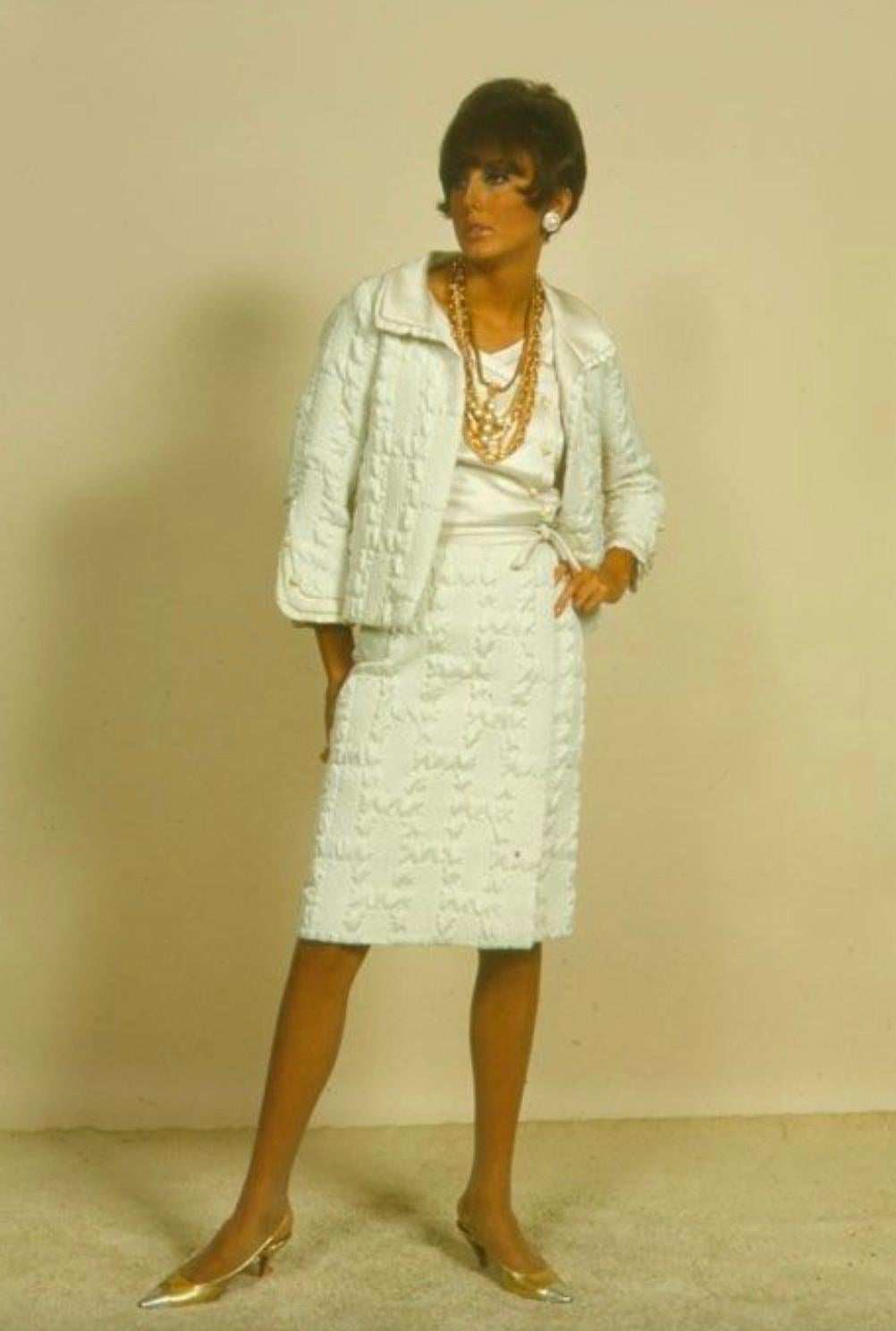 Dokumentierte Chanel Vintage Haute Couture 1965 Weiß Creme texturierte Seidenjacke Damen im Angebot