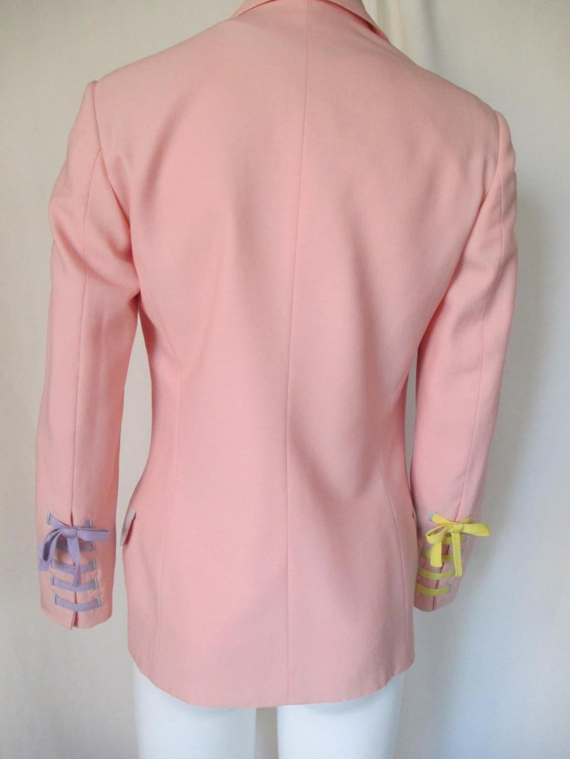 Beige Documentato Gianni Versace Couture 1992 Giacca da passerella con fiocchi in vendita