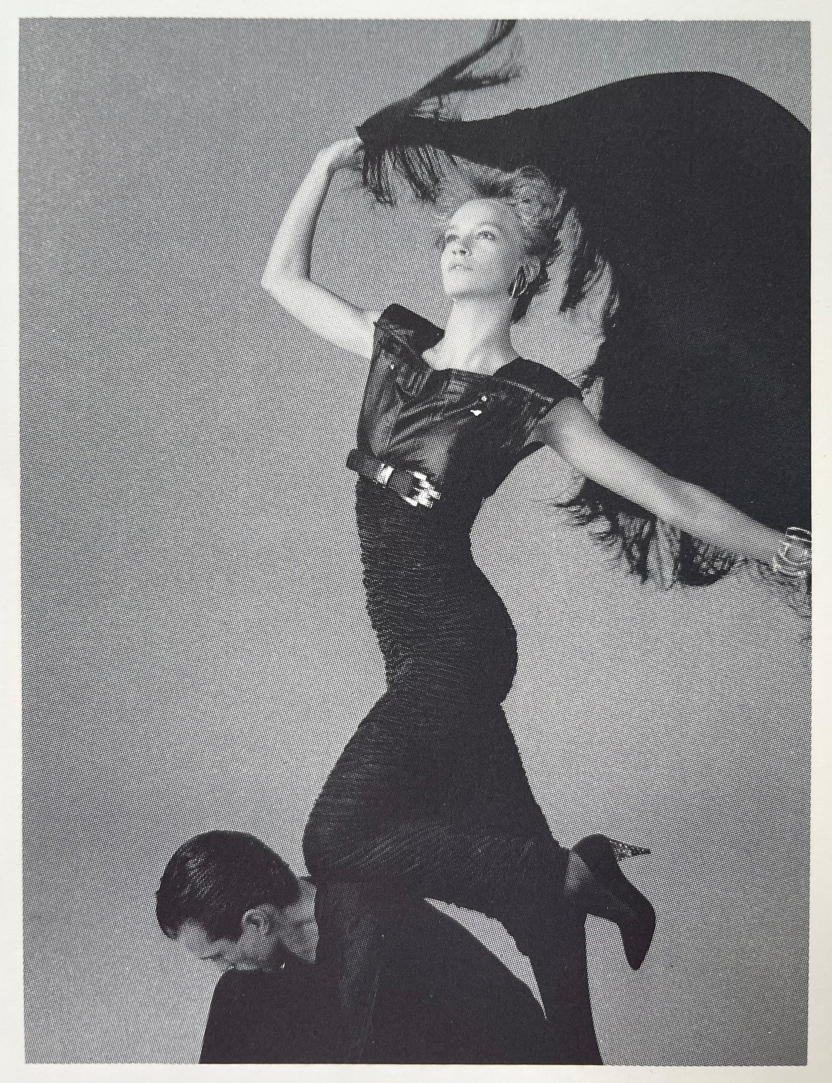 Dieses seltene Kleid von Gianni Versace aus den 80er Jahren, fotografiert von Richard Avedon für die ADV-Kampagne Frühjahr-Sommer 1987 (siehe Bild 2), trägt noch das Originaletikett mit dem Verkaufspreis!
Das Oberteil des Kleides ist aus schwarzem