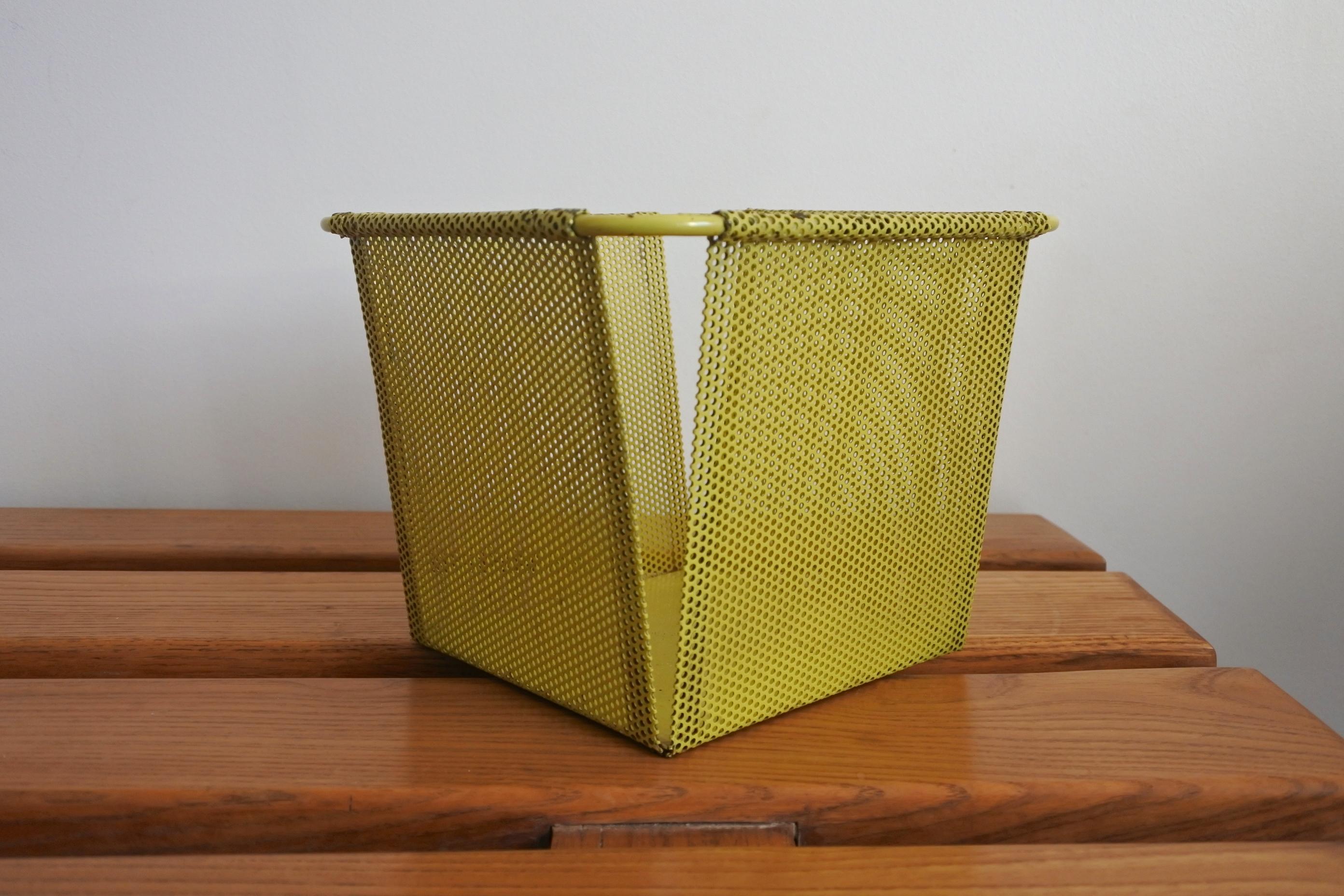 Midcentury planter by French designer Mathieu Mategot.
Yellow lacquered rigitule (perforated metal).
Original lacquer in great condition.
Scarce model,
circa 1953
Literature: 