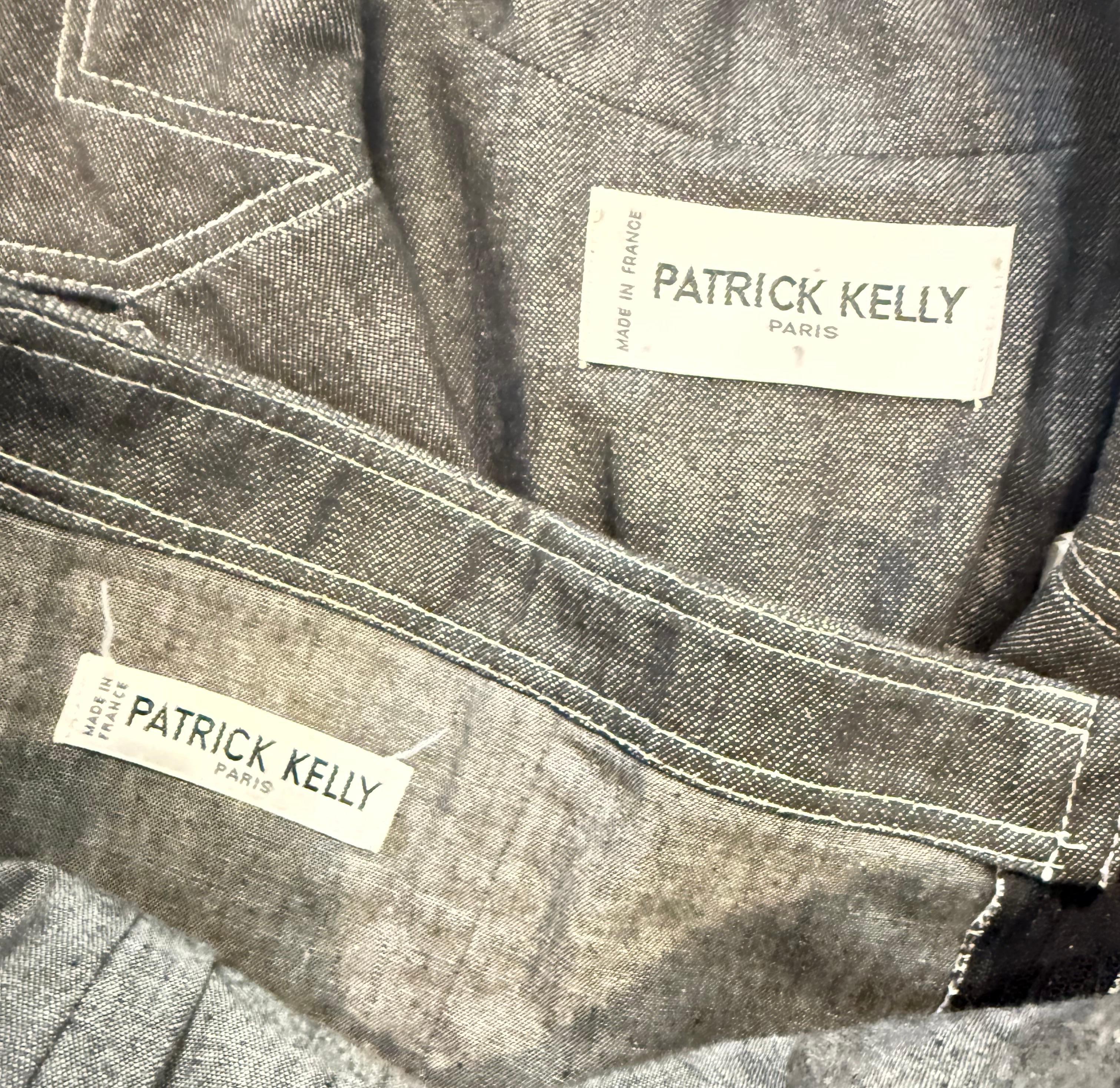 Rare et fabuleuse robe bustier en denim noir/gris de Patrick Kelly datant de la fin des années 1980, documentée, et sa veste boléro assortie ! La robe est dotée d'un corsage désossé qui maintient le tout en place. Fermeture à glissière cachée dans