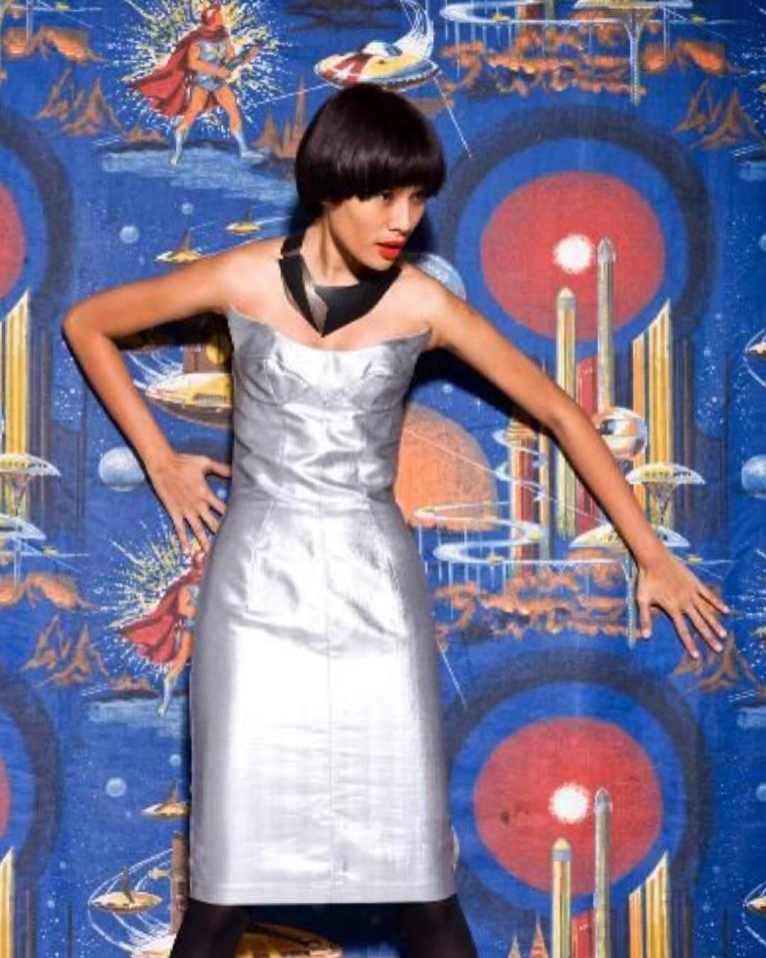 Das schönste Couture-Kleid von Thierry Mugler aus der Collection'S Spring 1989! Silberne Silhouette mit detaillierten Nähten am Mieder. Einzigartiges, gemaltes, strukturiertes Gewebe in silberner Metallicfarbe. Beide Seiten der Büste sind spitz