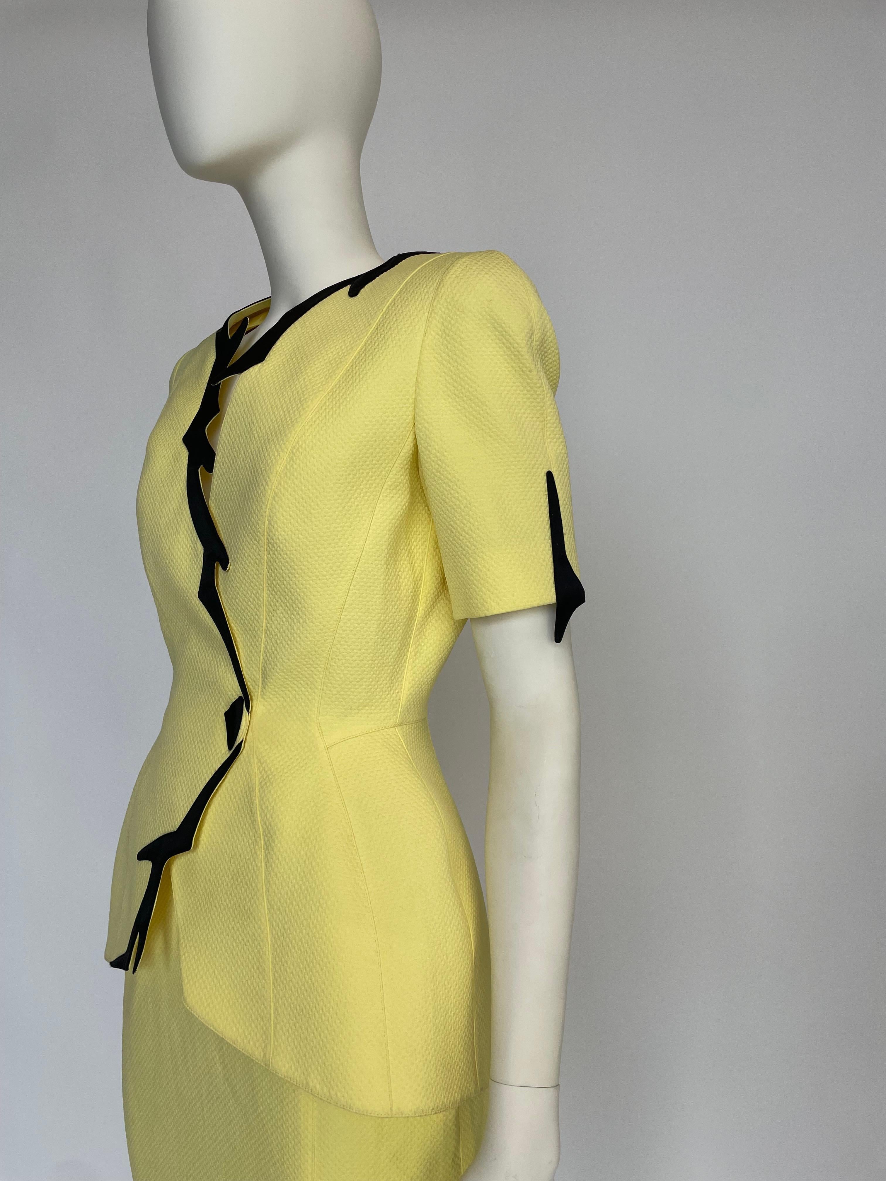 Tailleur jupe à bordure sculptée Thierry Mugler, collection Cruise 1998 3