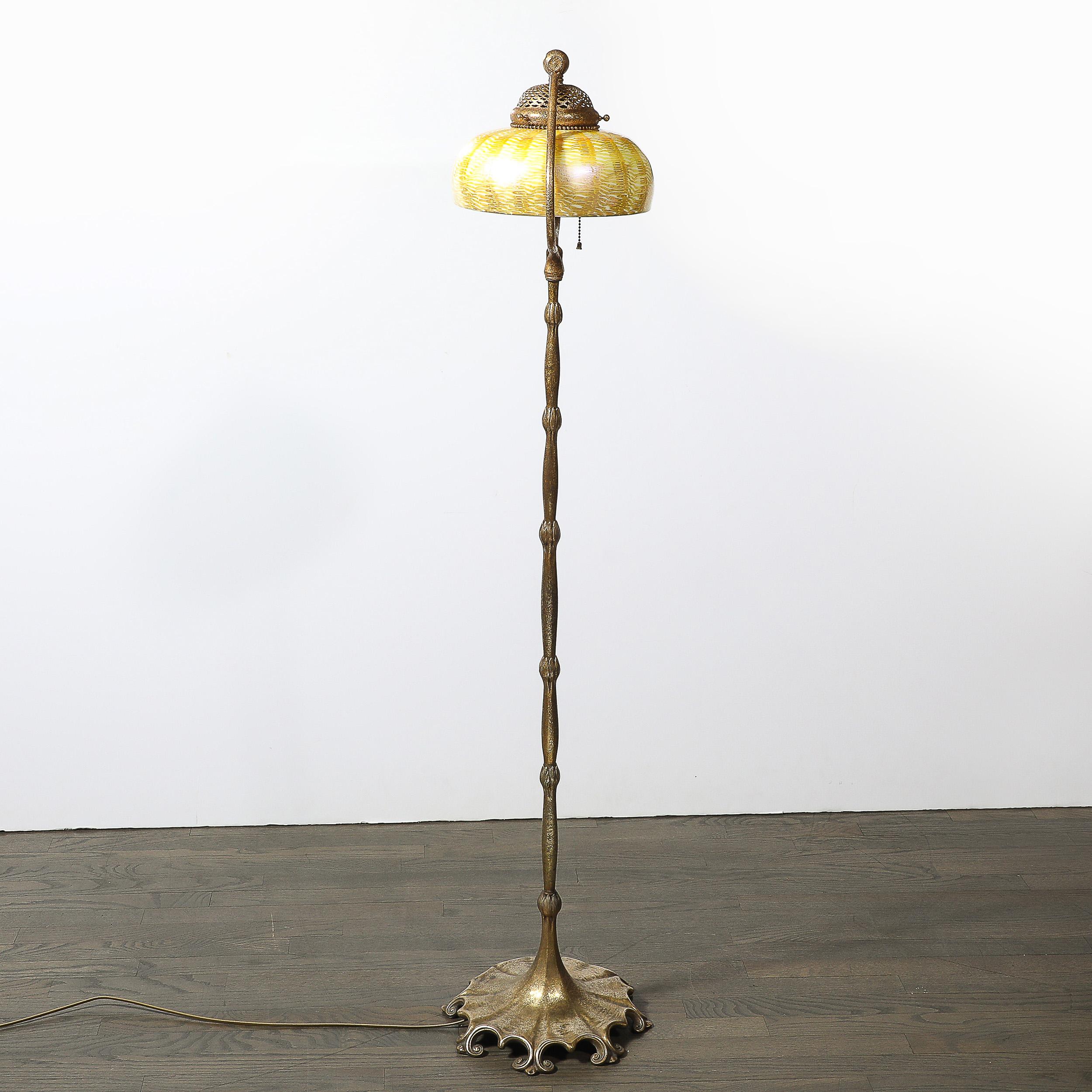 Illumina il tuo spazio con l'eleganza senza tempo della lampada da terra firmata Tiffany Studios #425 Gilt Bronze Dore 
