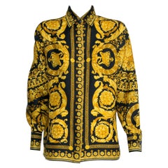 Blusa camisera documentada Versace de seda y sarga con estampado barroco, Otoño-Invierno 1991