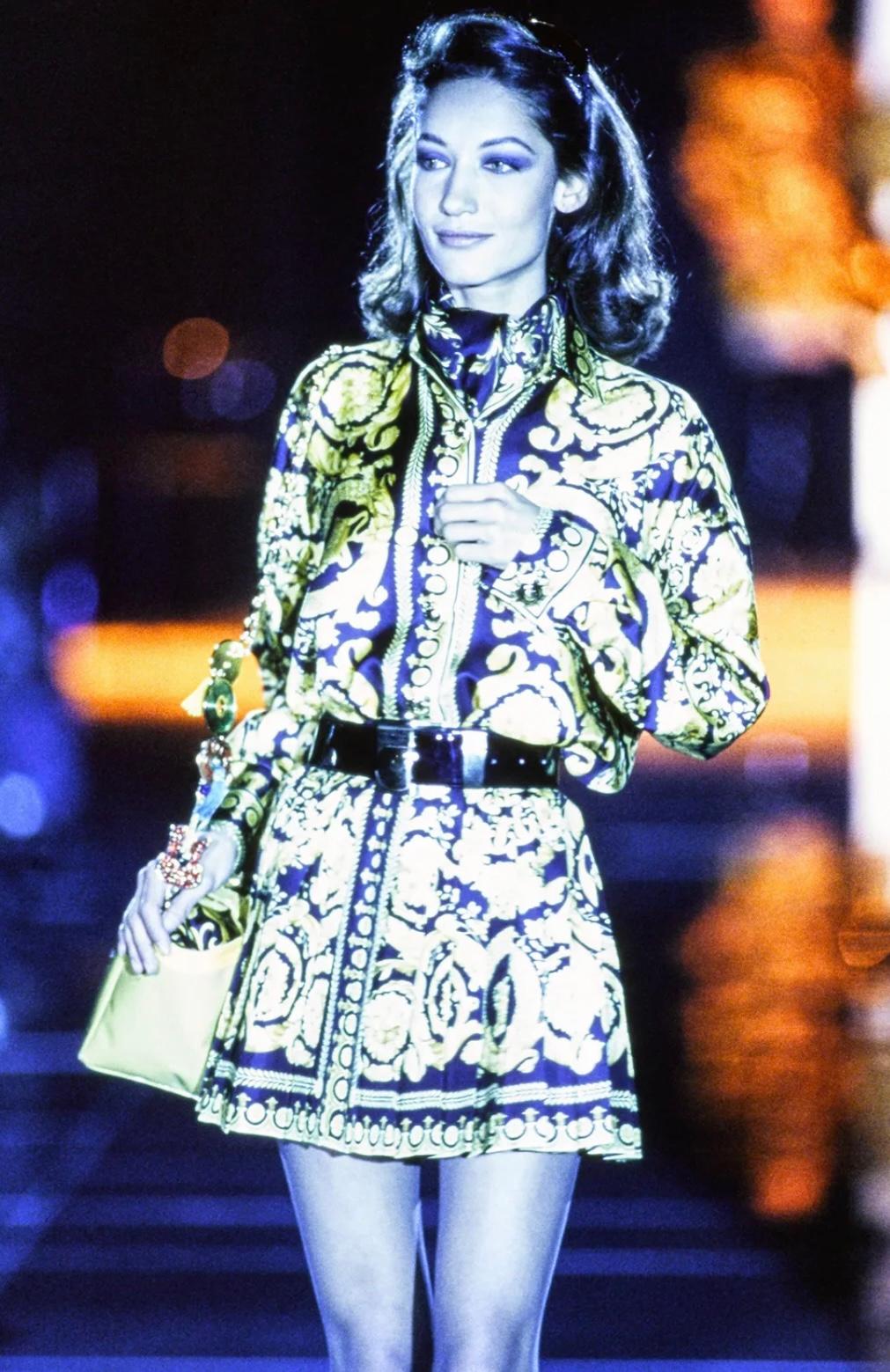 Dokumentierte Versace Hemdbluse aus Seiden-Twill mit Barockdruck und Hemddruck, Herbst-Winter 1991 im Angebot 2