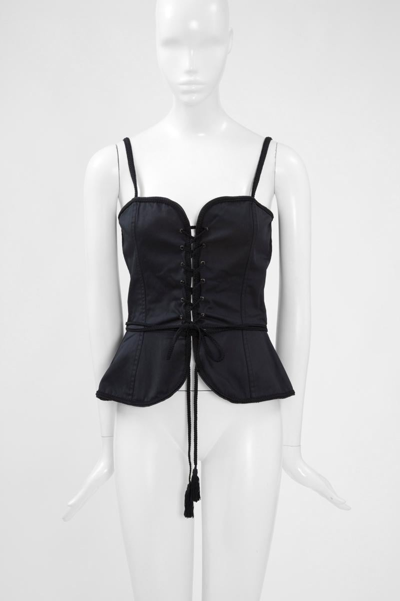 Among the most iconic YSL pieces, this laced corset top (with or without sleeves) is definitively a major essential to complete any refined modern wardrobe. To confirm that, Anthony Vaccarello, nowadays heading YSL creative department, has re-issued