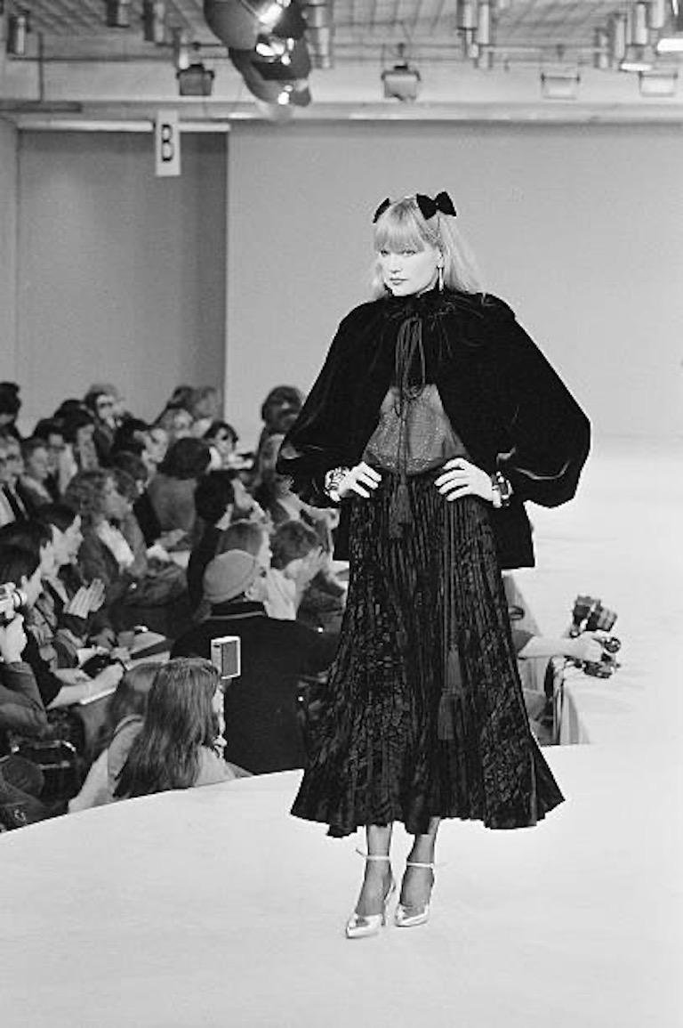 Falda documentada YVES SAINT LAURENT YSL de terciopelo aplastado plisado marrón, finales de los 70 11