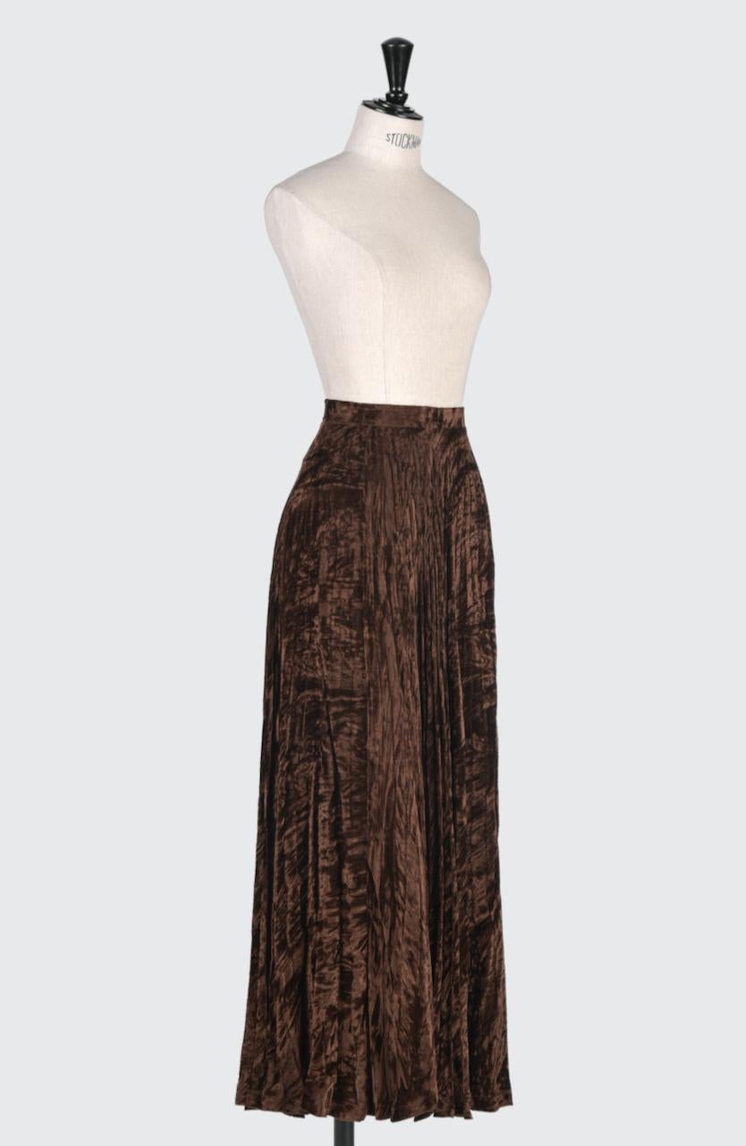 Falda documentada YVES SAINT LAURENT YSL de terciopelo aplastado plisado marrón, finales de los 70 Negro