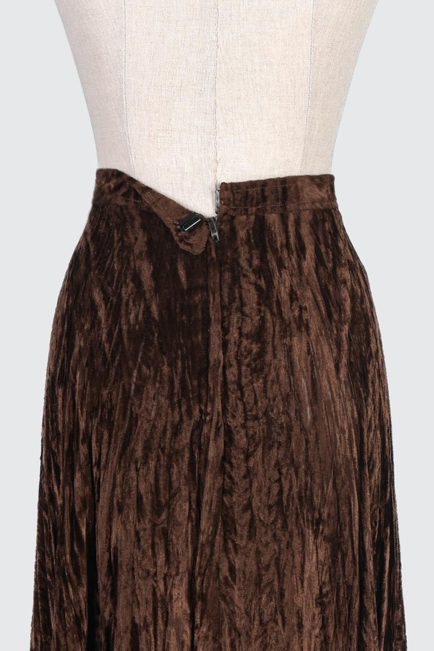 Falda documentada YVES SAINT LAURENT YSL de terciopelo aplastado plisado marrón, finales de los 70 2