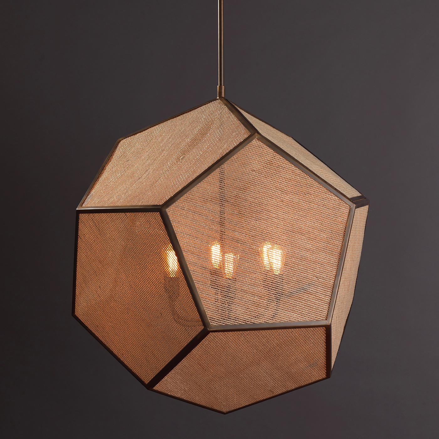 A rigorous geometry dominates the design of this striking chandelier of strong visual impact. The brass structure, shaped like a dodecahedron, features two pentagons connected in a three-dimensional silhouette covered in a stainless steel and jute
