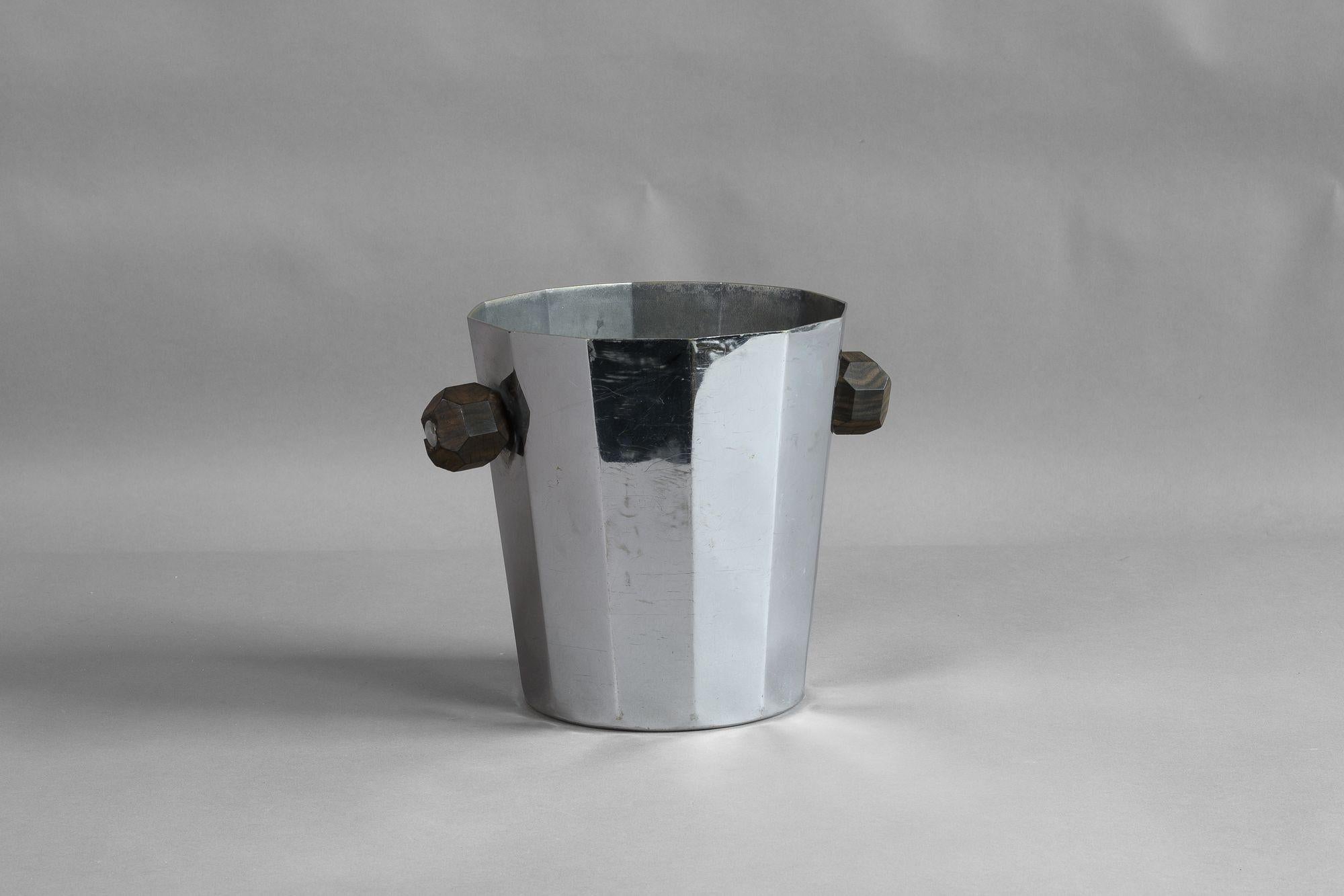 Zwölfeckiger Champagnerkübel aus der Jahrhundertmitte mit geformten Holzgriffen. Gealtertes Finish.

Frankreich um 1960.

H 20cm x B 26cm x T 19cm