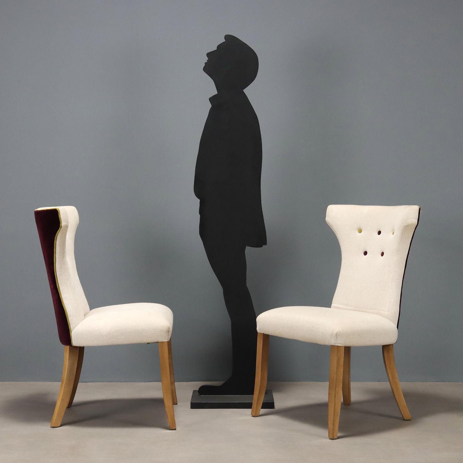 Set di sedie di alta manifattura inglese con seduta e schienale imbottiti e rivestiti in tessuto nei toni del panna, grigio e bordeaux con bottoni multicolore. In buone condizioni generali, presenta piccoli segni d'uso come visibile in foto.