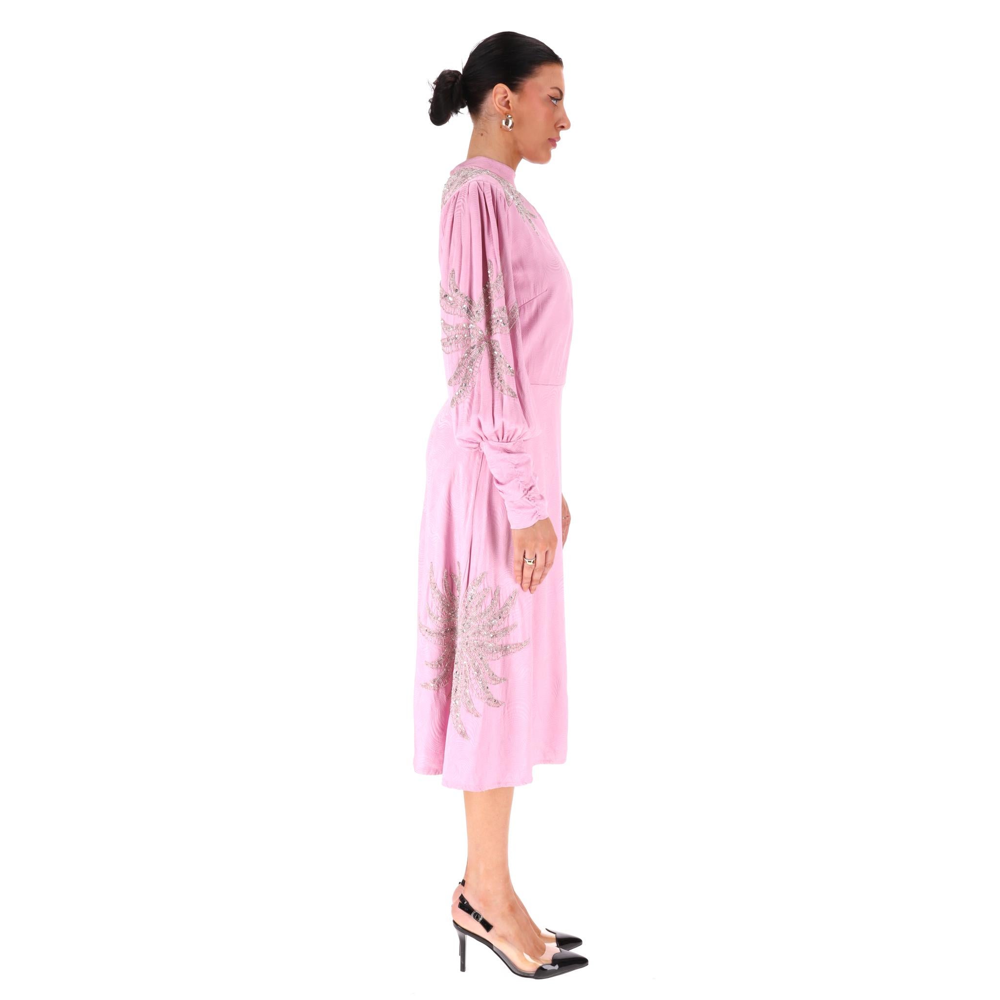 Rose Dodo Bar Or - Robe ornée de cristaux en vente