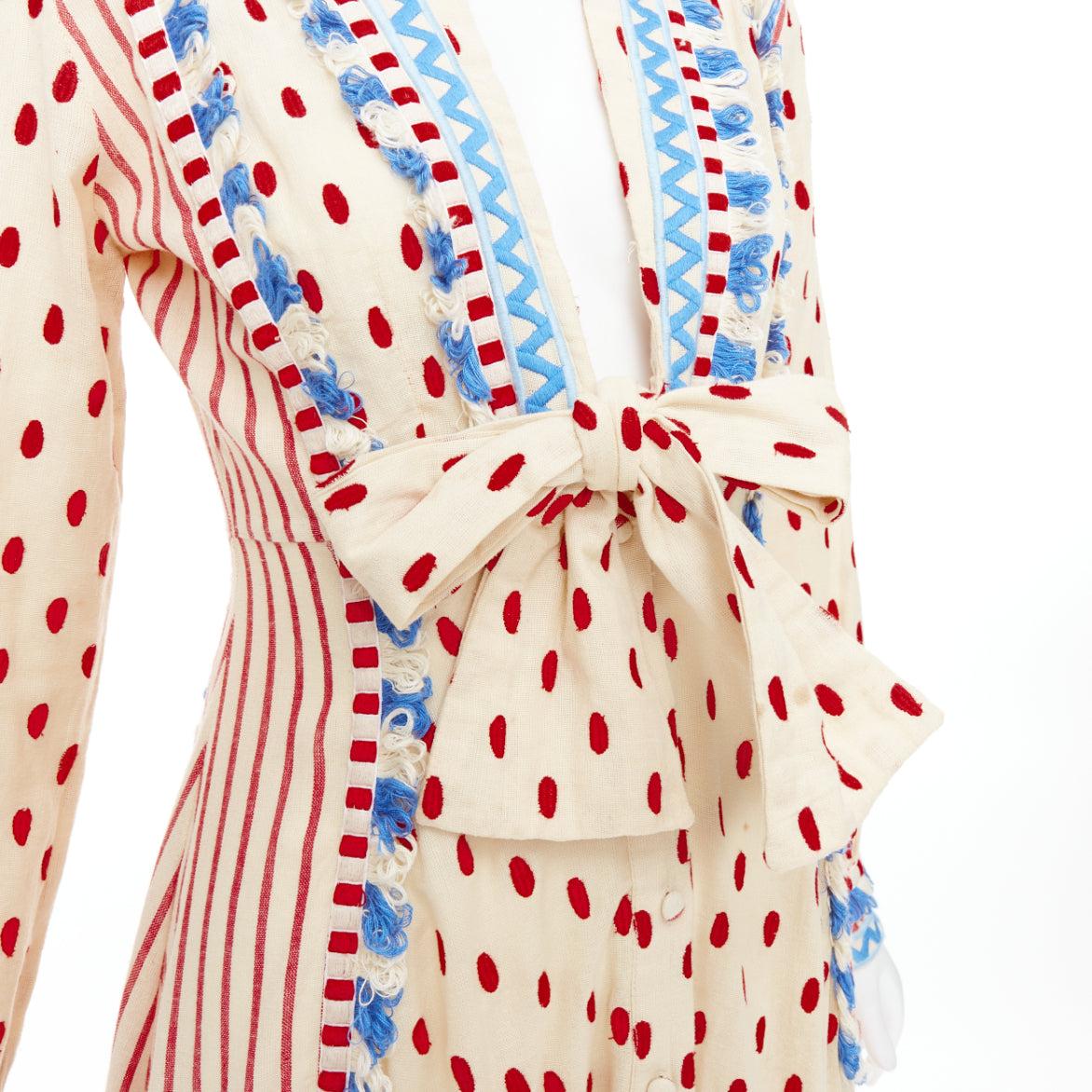 DODO BAR OR Padma beige red blue knotted embroidery cotton gauze boho dress US0 XS
Reference: GEGG/A00089
Brand: Dodo Bar Or
Model: Padma
Material: Cotton
Color: Beige, Multicolour
Pattern: Solid
Closure: Button
Extra Details: Shirt dress. Midi