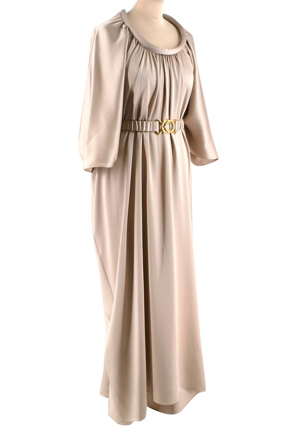 Dodo Bar Or Structured Round Collar Satin Draped Dress 

- Structured Round Collar Satin Draped Dress 
- Comes with a beige belt with gold hardware 
- Oversized fit 


Materials:
73% Viscose 
27%Acetate
Dry Cleaning only
made in Romania 

PLEASE