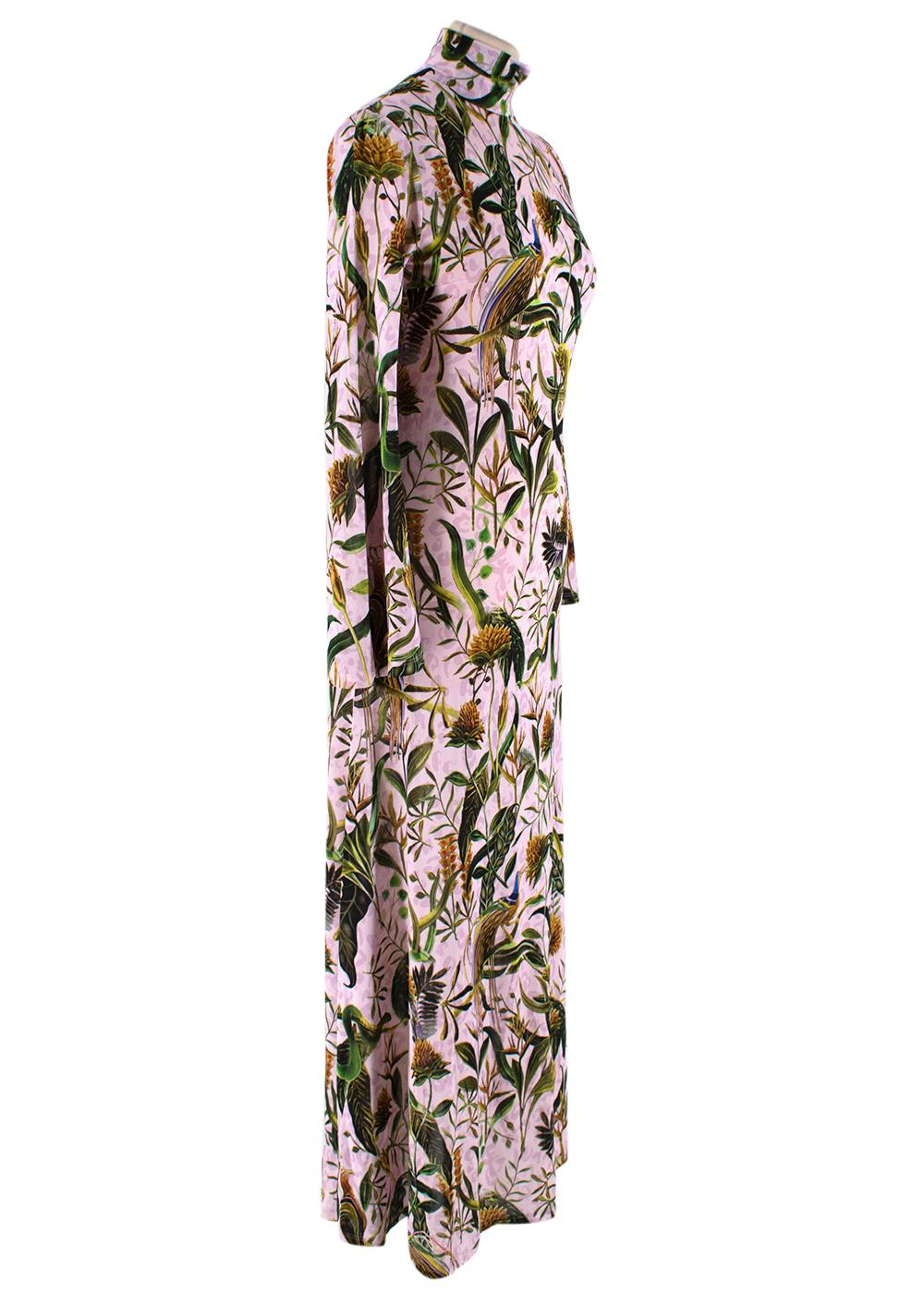 Dodo Bar Or - Vestito con stampa floreale Brigitte rosa

- Collo a lupetto 
- Lunghezza massima
- Zip nascosta sulla spalla
- Chiusura al collo con bottoni
- Maniche a campana
- Stampa floreale 

Materiali: 
- 94% Viscosa 
- 6% Elastam

Solo