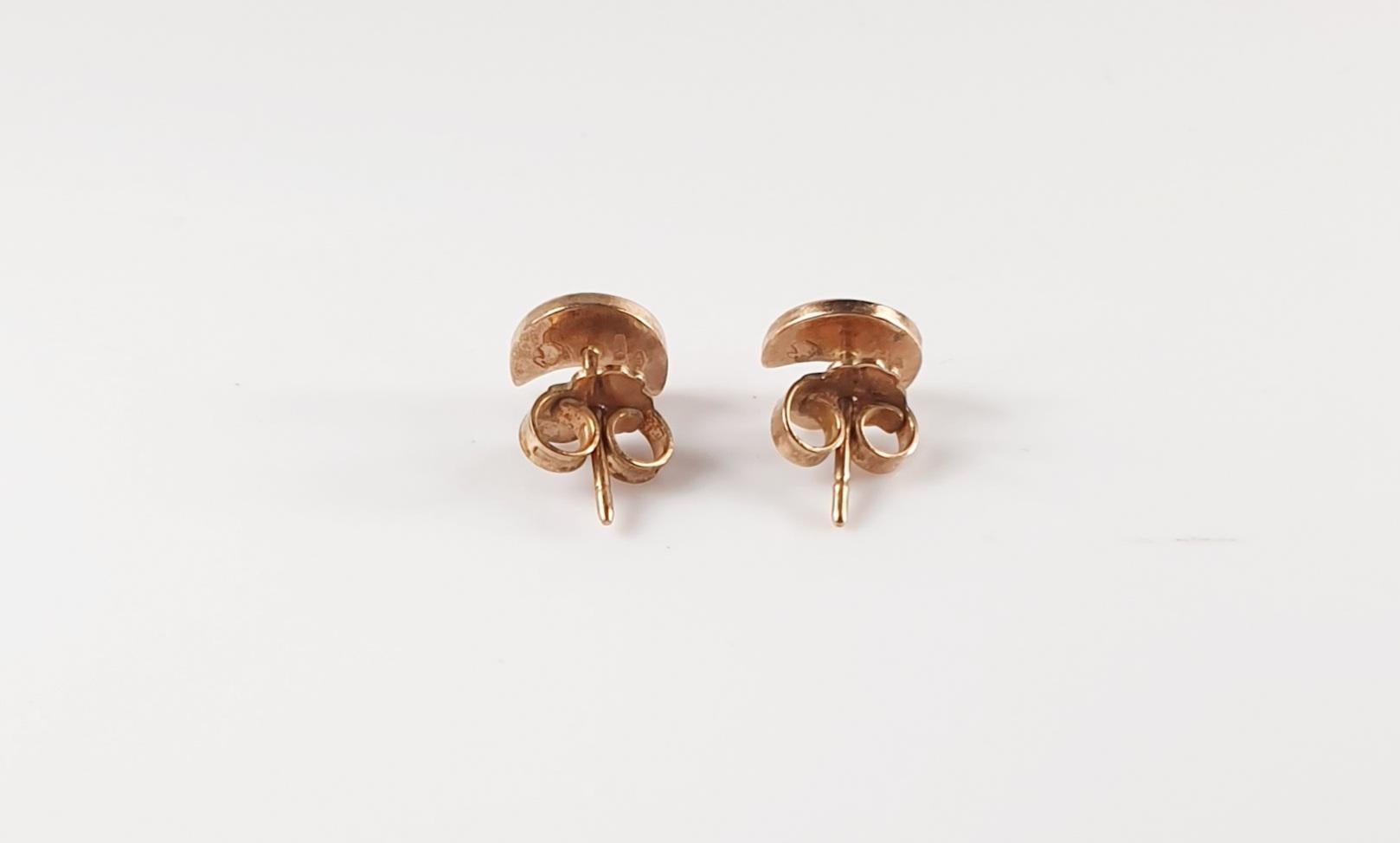 Contemporain Dodo by Pomellato, boucles d'oreilles demi-lune en or 9 carats avec fermeture Dodo en vente