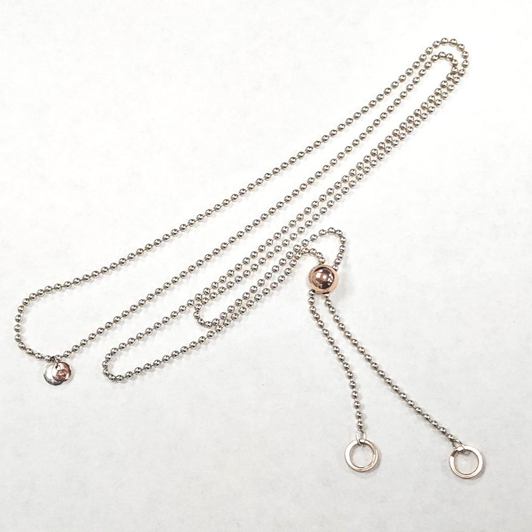 Dodo by Pomellato Bollicine Collana a Lariat in argento sterling e oro rosa 9k
Versatile e scultorea, questa autentica collana lariat della collezione Bollicine di Dodo (Pomellato) è realizzata in argento sterling con caldi accenti in oro rosa 9k.