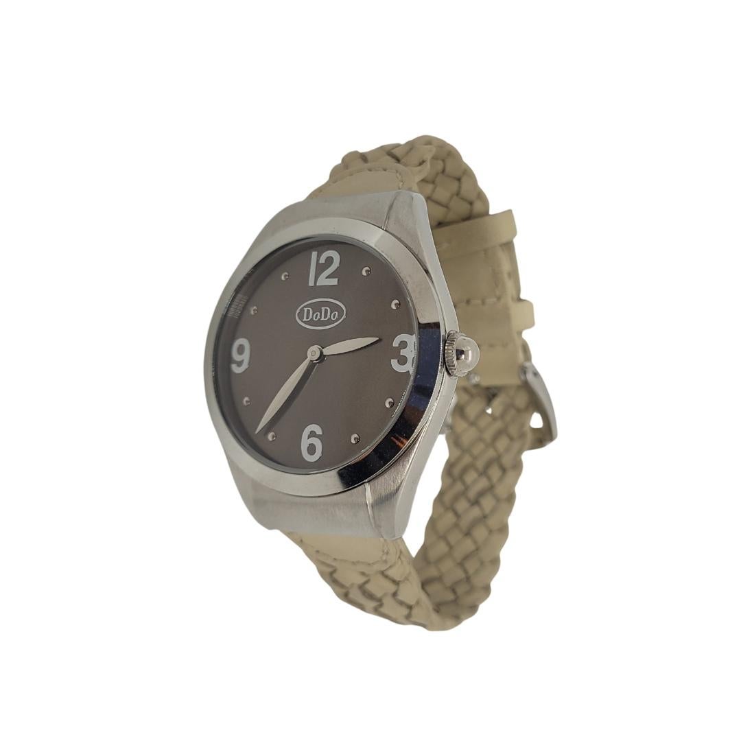 Belle montre-bracelet de la prestigieuse marque italienne DoDo, réalisée avec un cadran en acier et un bracelet en cuir tressé. Le boîtier est fabriqué en acier inoxydable de qualité 